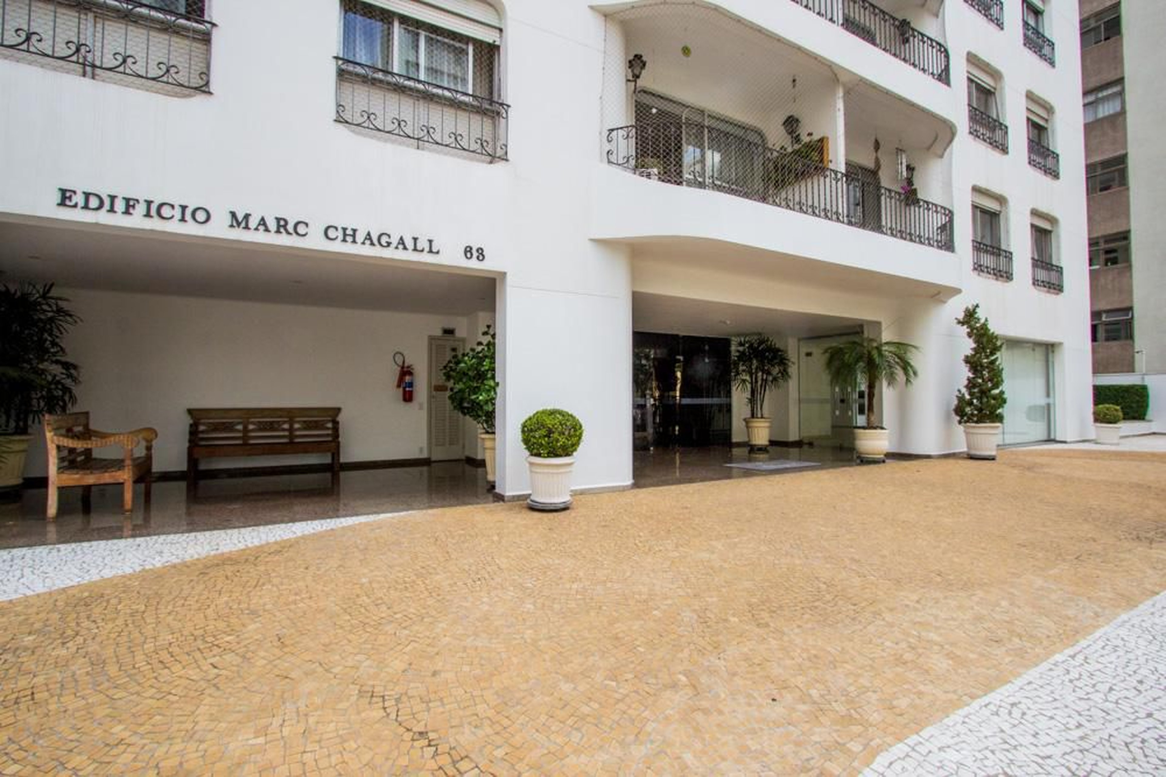 Entrada do Prédio - Marc Chagall