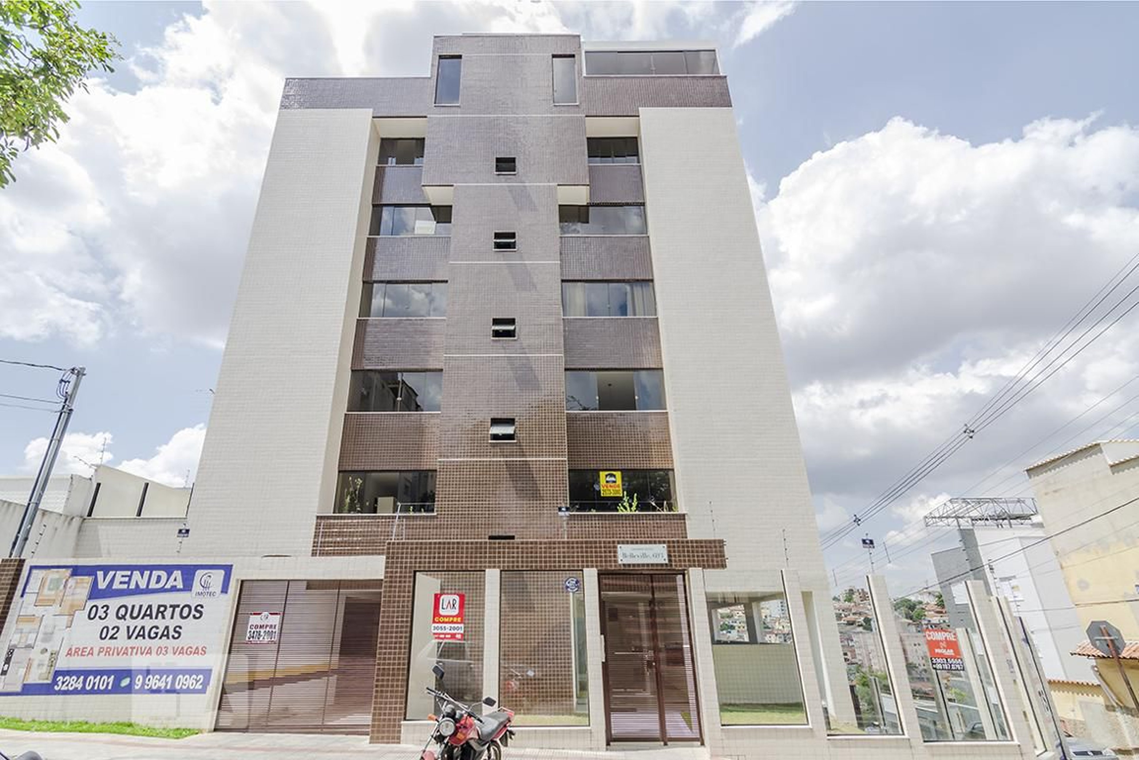 Fachada Condomínio em Rua Conde Ribeiro do Vale, 693