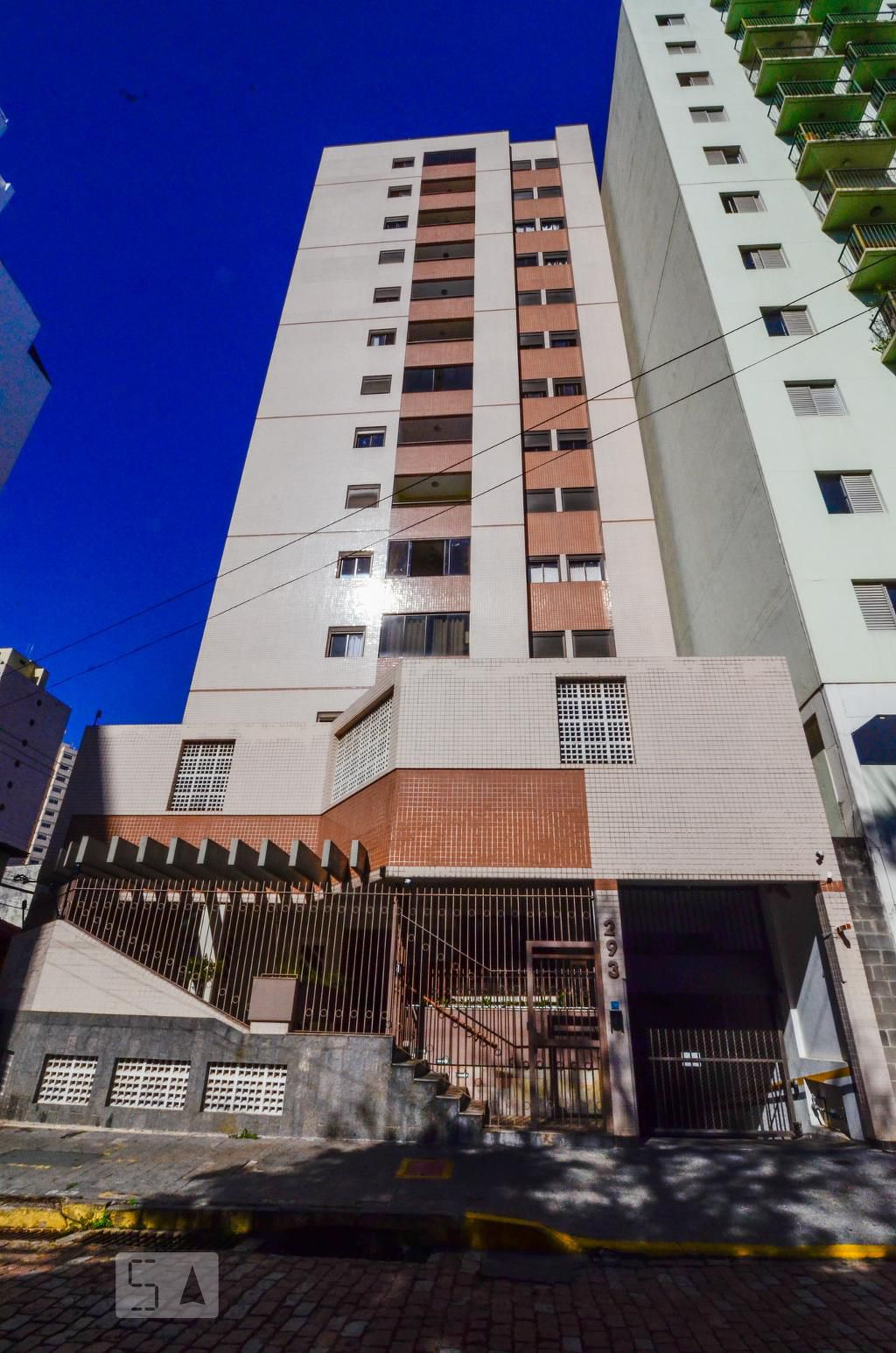 Fachada do prédio Condomínio em Rua Culto à Ciência, 293