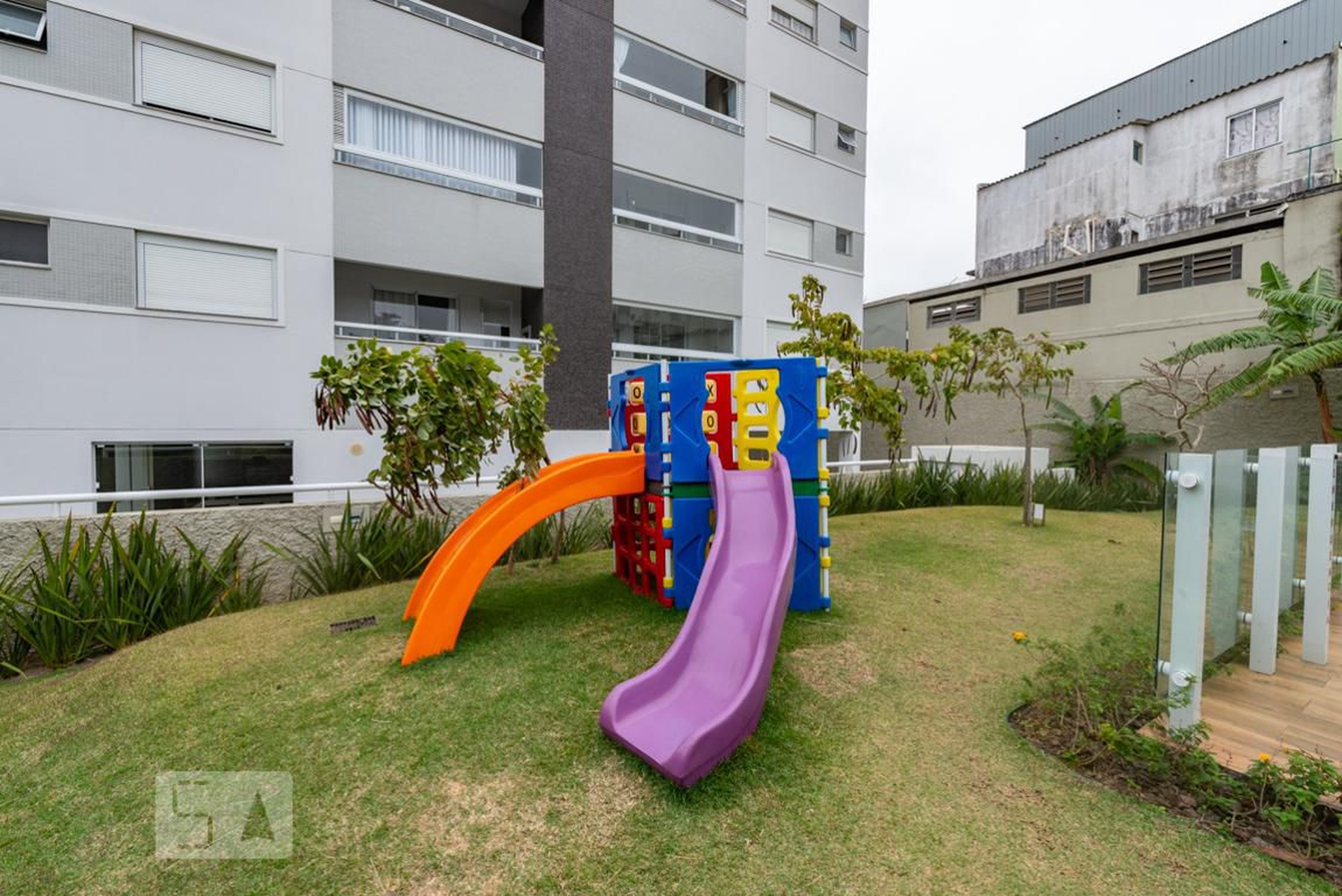 Playground - Caminho das Flores