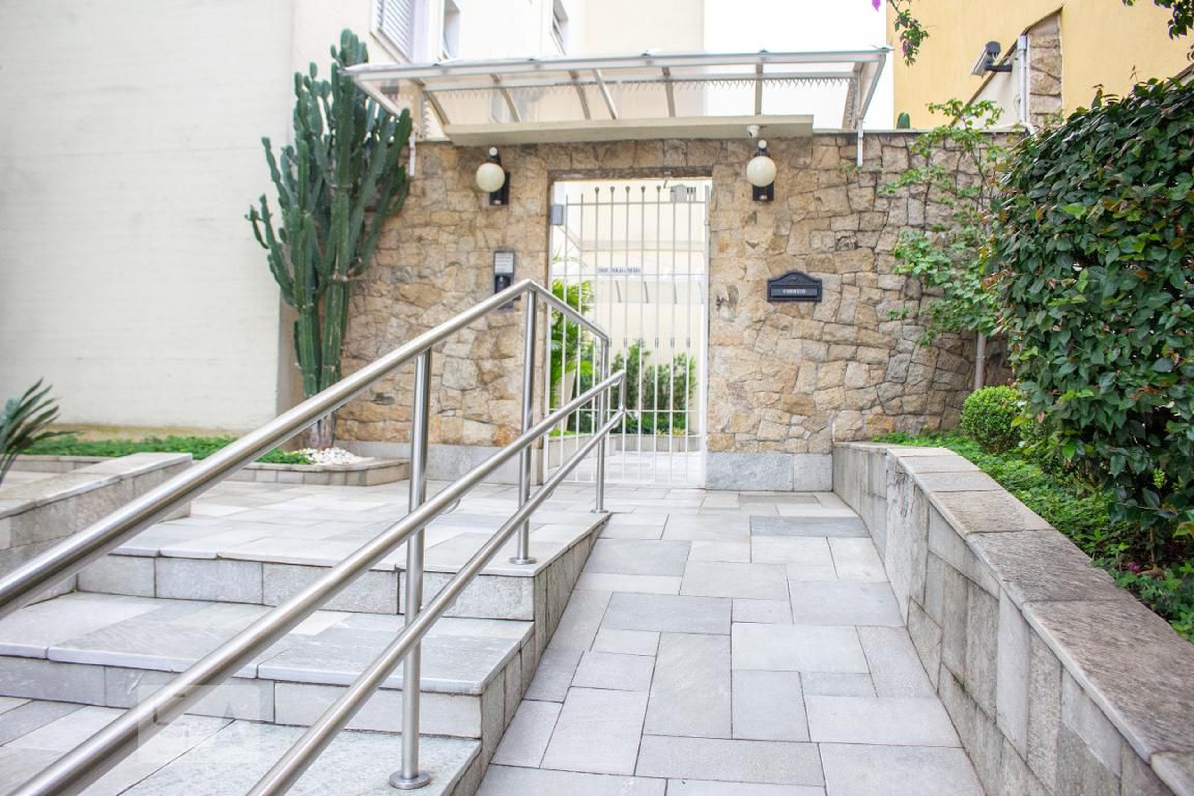 Fachada do Condomínio Condomínio Jardim França