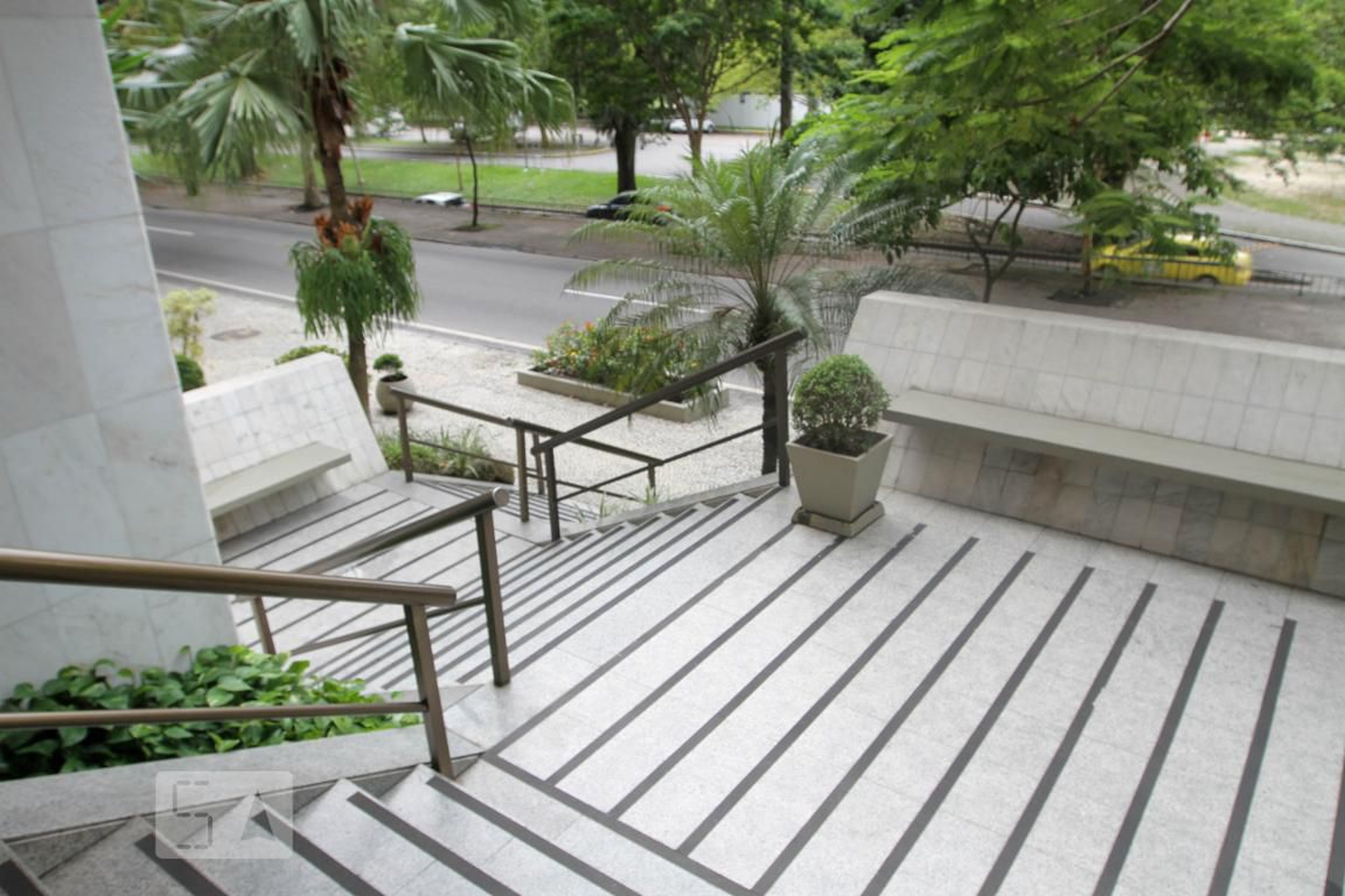 Entrada do Prédio - Matin Du Dimanche