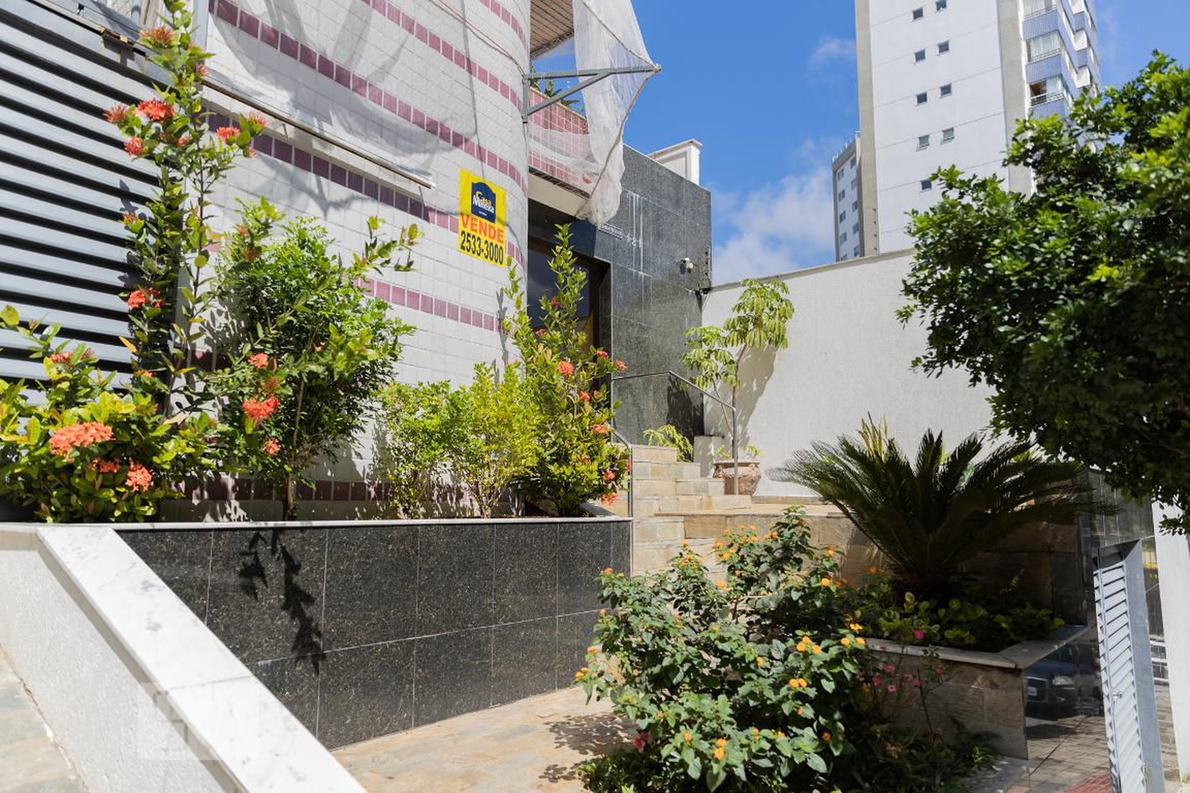 Fachada Condomínio em Rua Vicente Paulo Almeida, 181