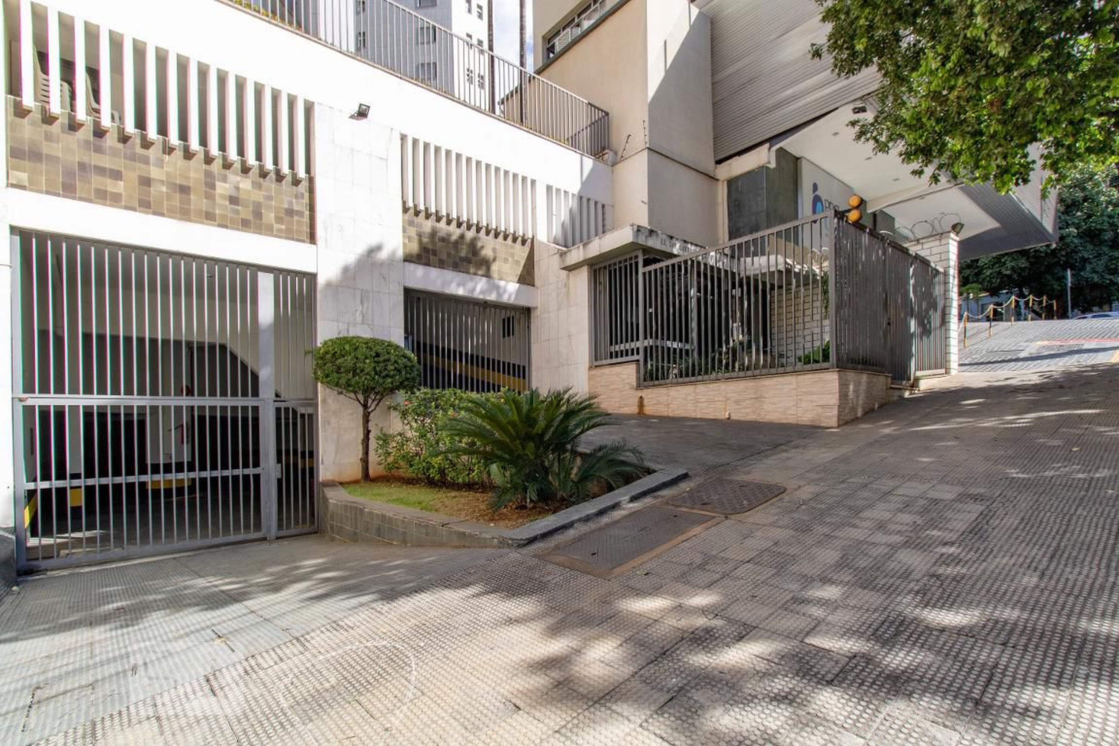 Fachada Condomínio em Rua Bernardo Guimarães, 2053