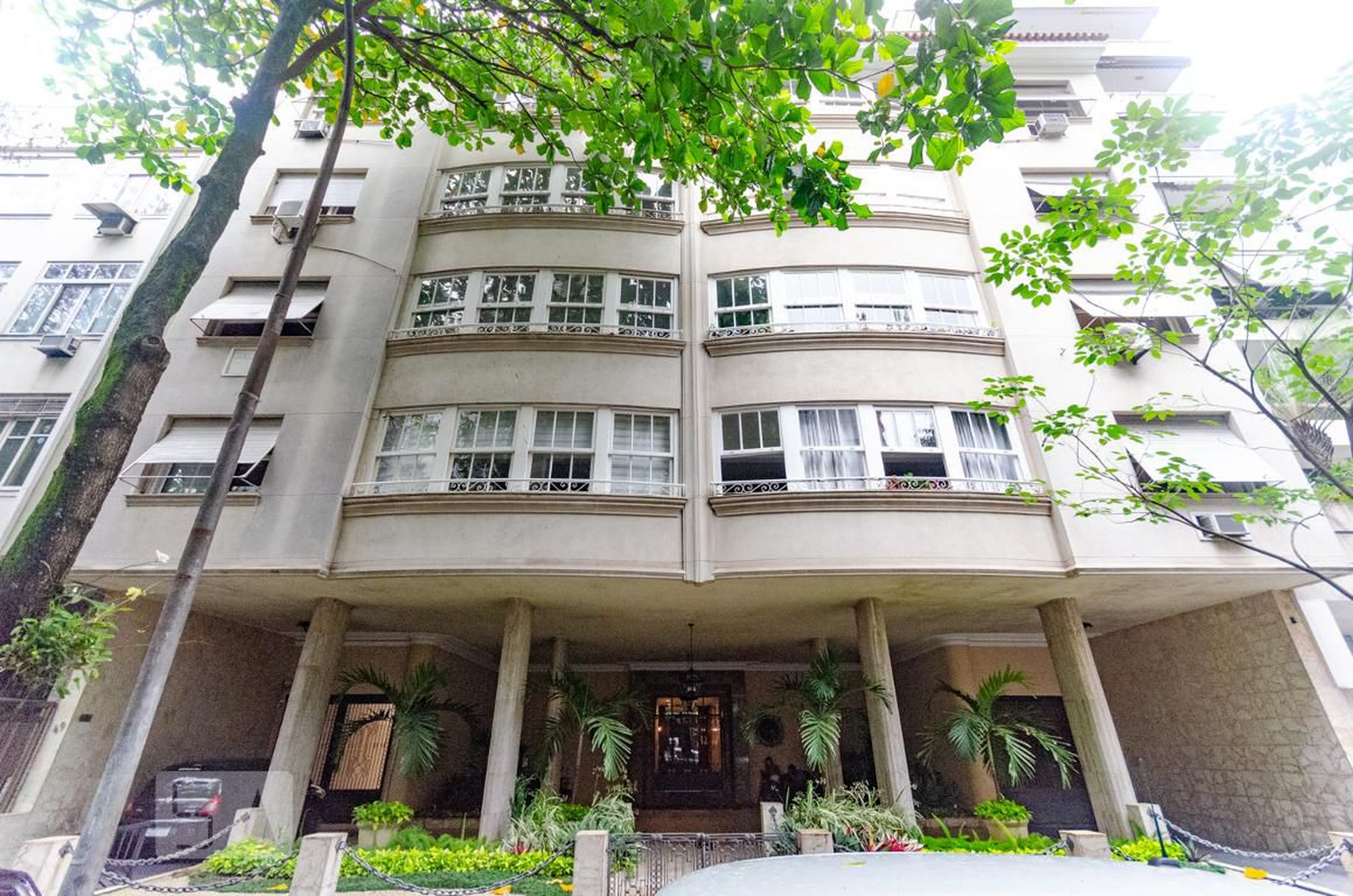 Fachada Condomínio em Rua Aristides Espinola, 49