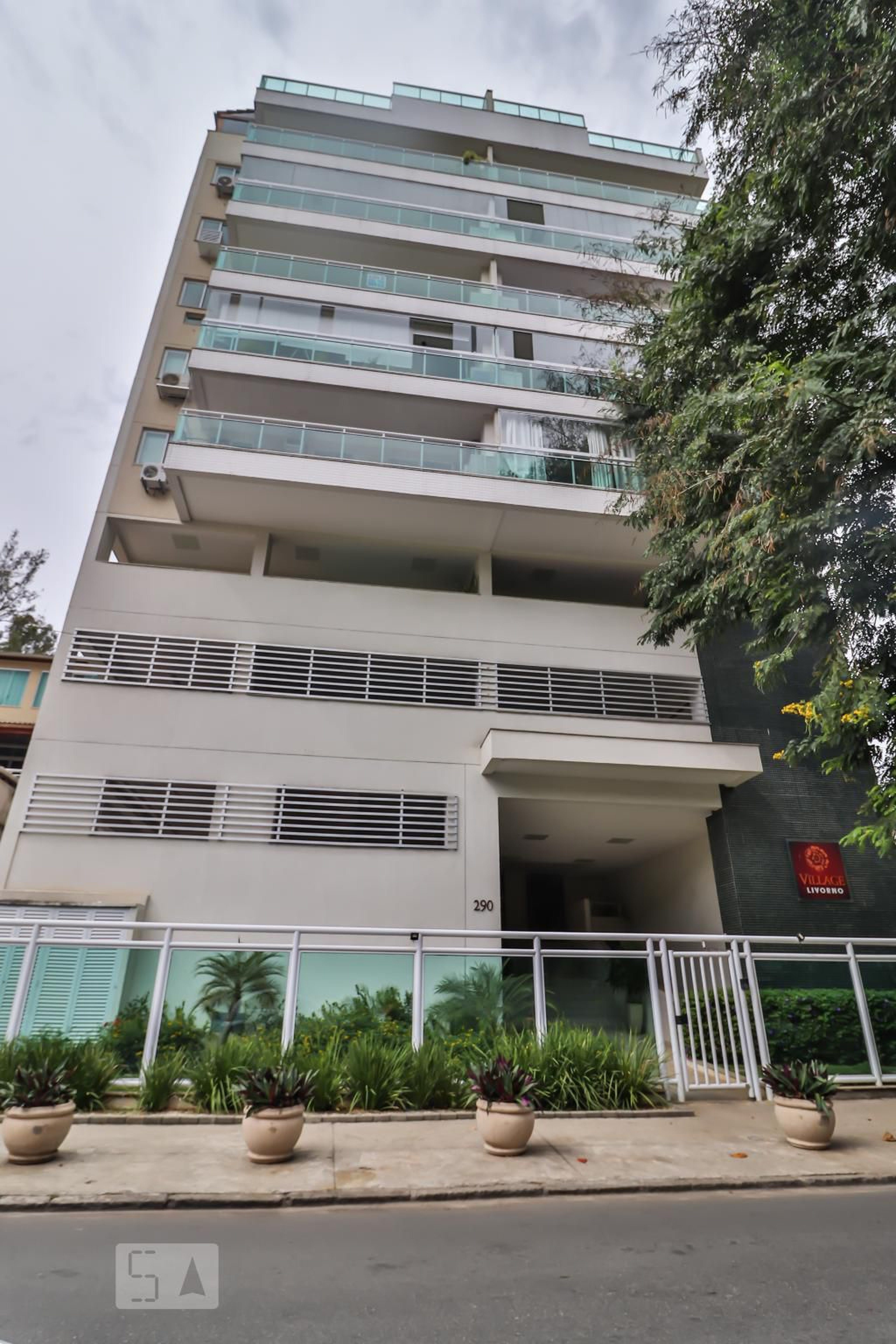 Fachada do Condomínio Condomínio Village Livorno