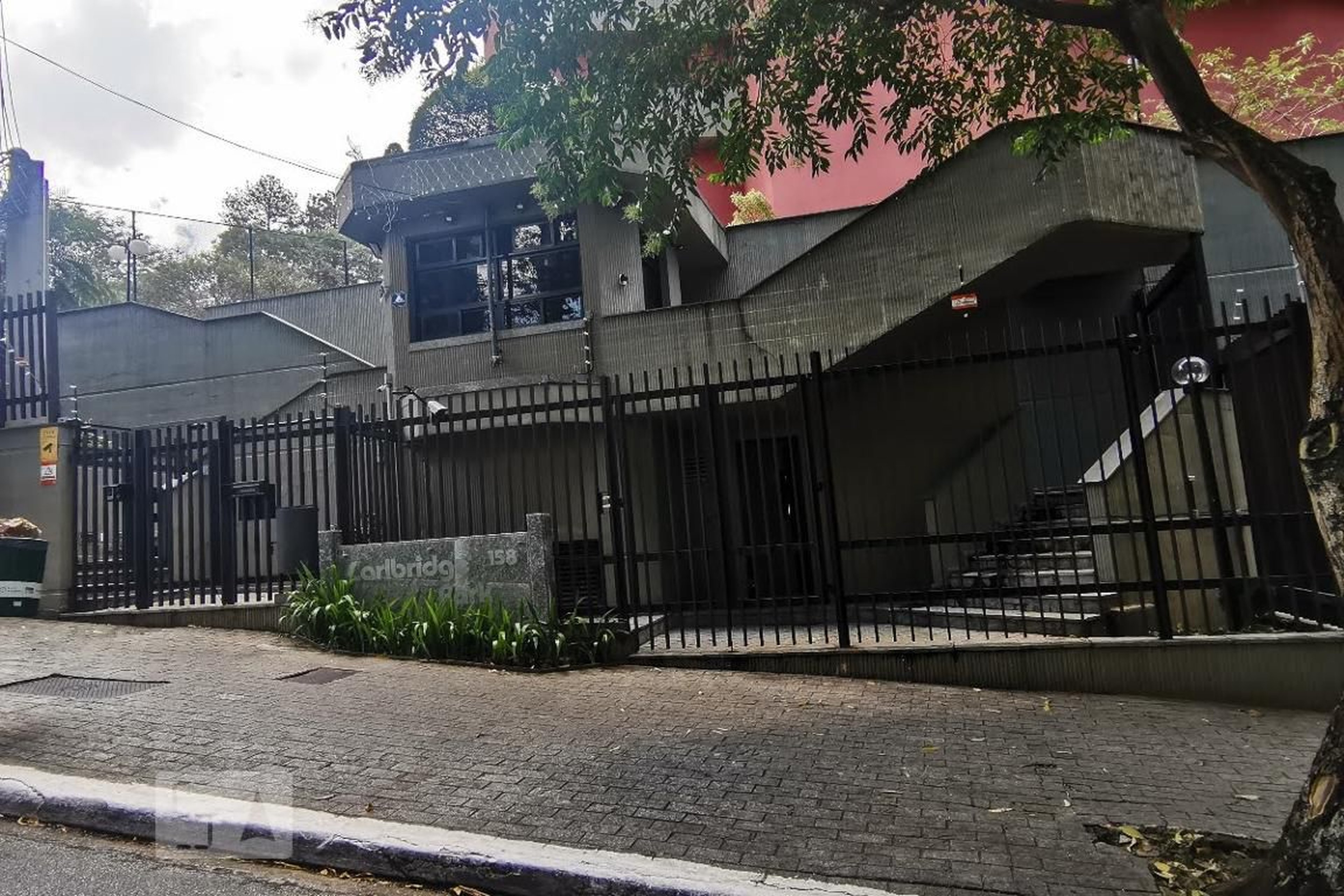 Fachada do Condomínio Condomínio Carlbridge Park