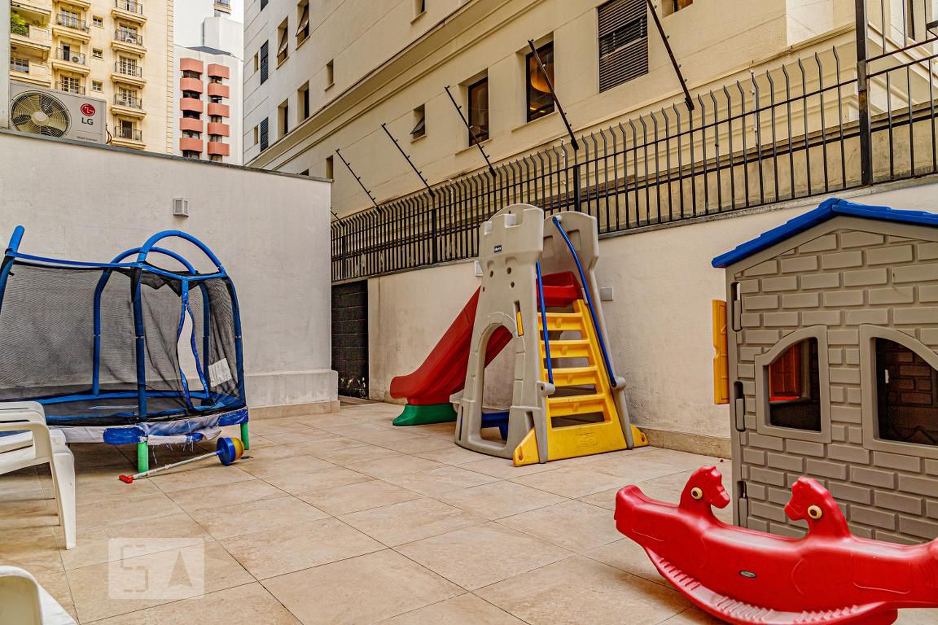 Playground - Emílio de Menezes
