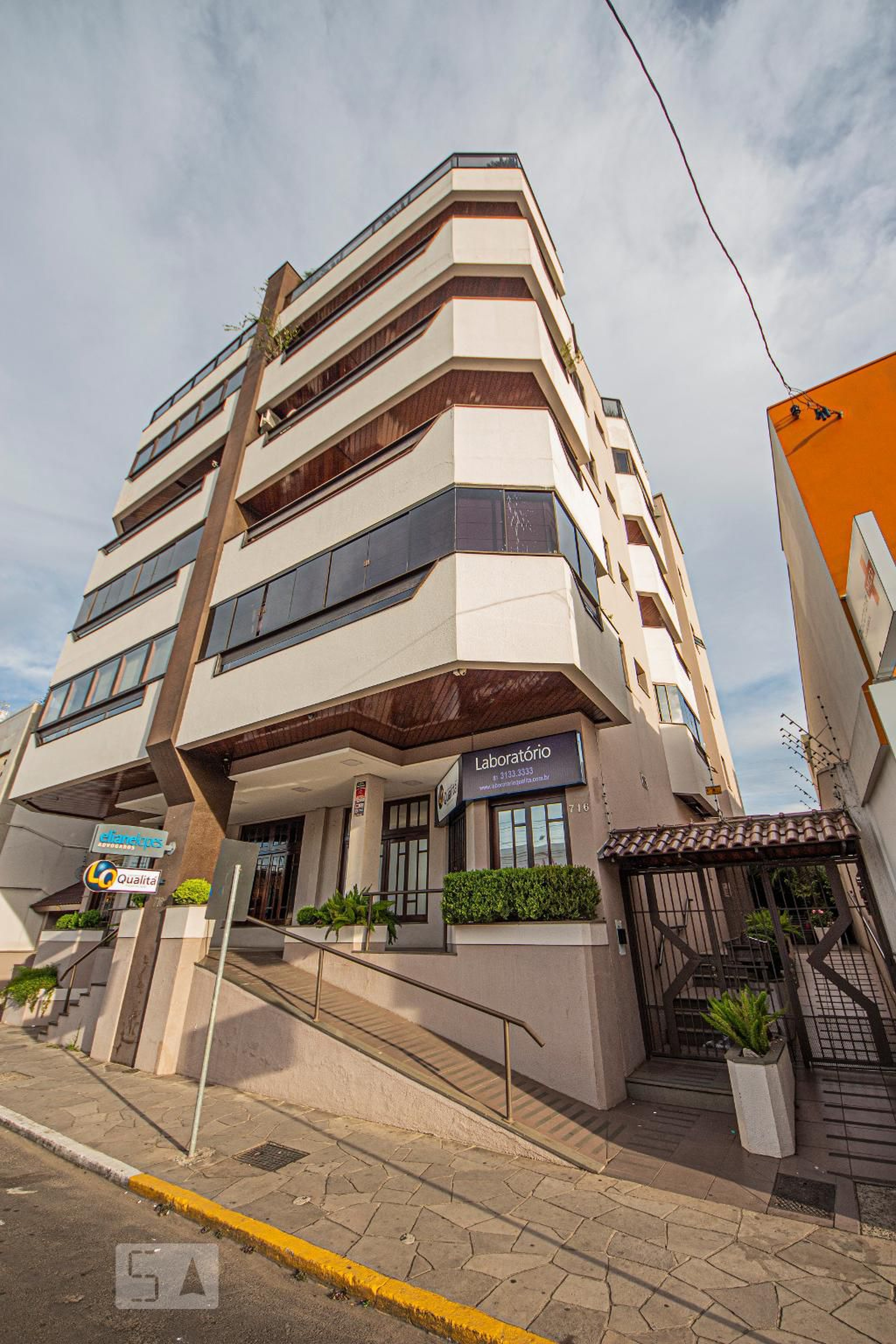 Fachada do Prédio Condomínio em Rua João Neves da Fontoura, 716