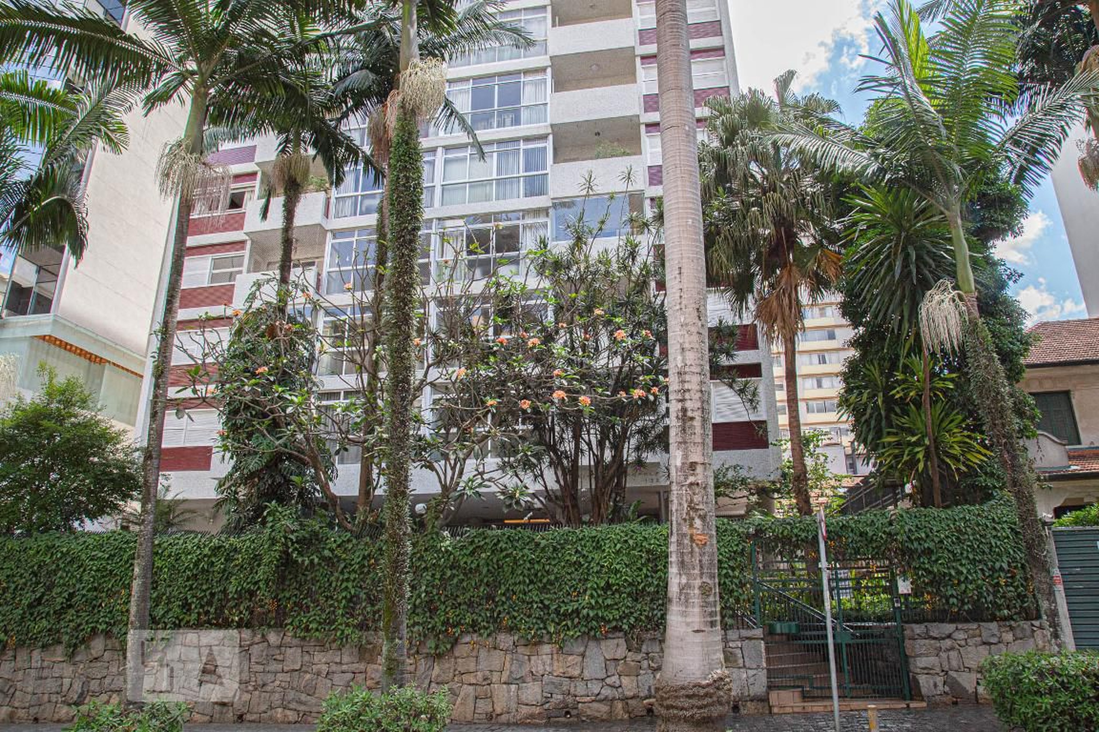Fachada do Condomínio Condomínio Acropole