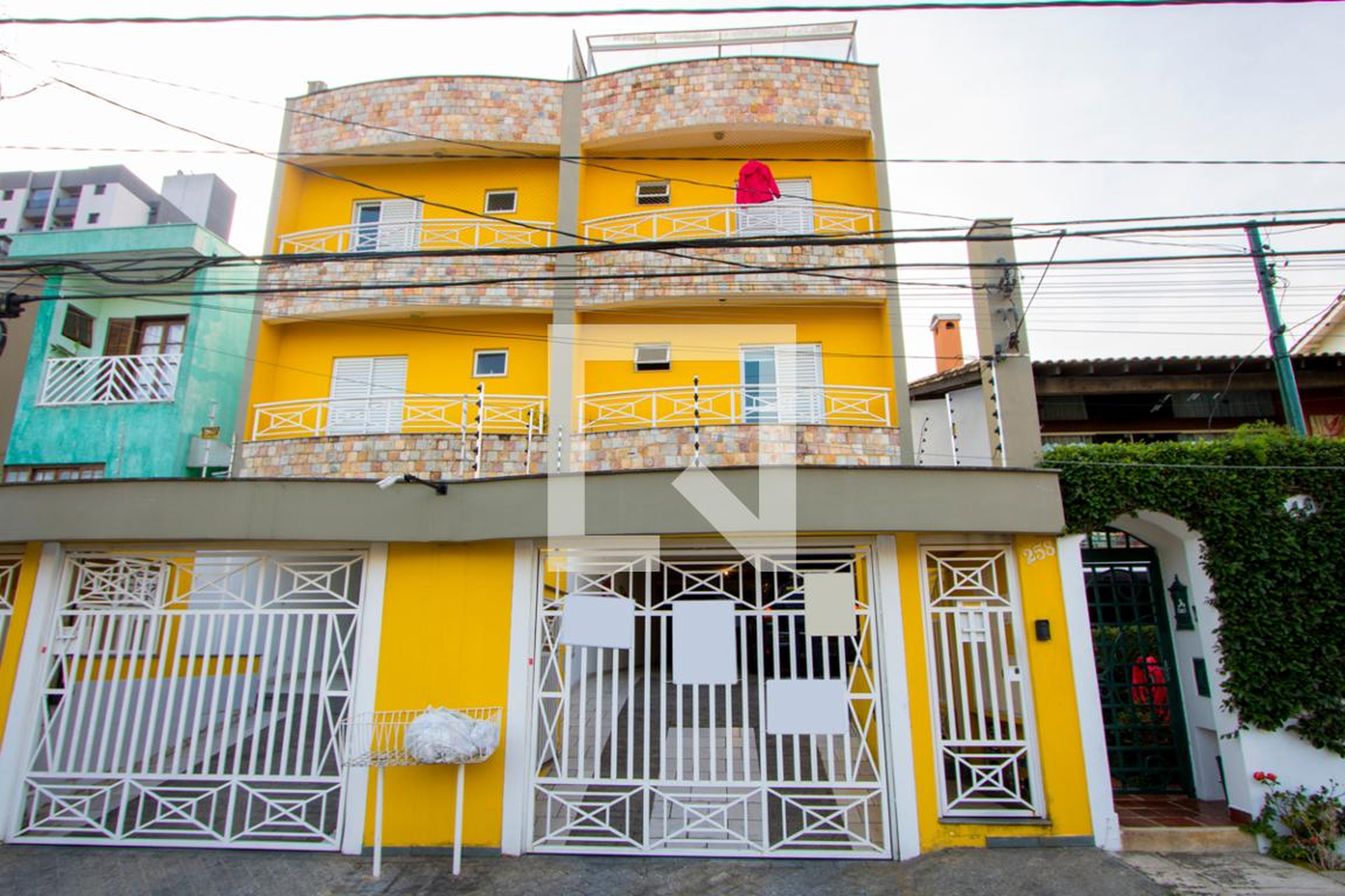 Fachada Condomínio em Rua Rio Preto, 258