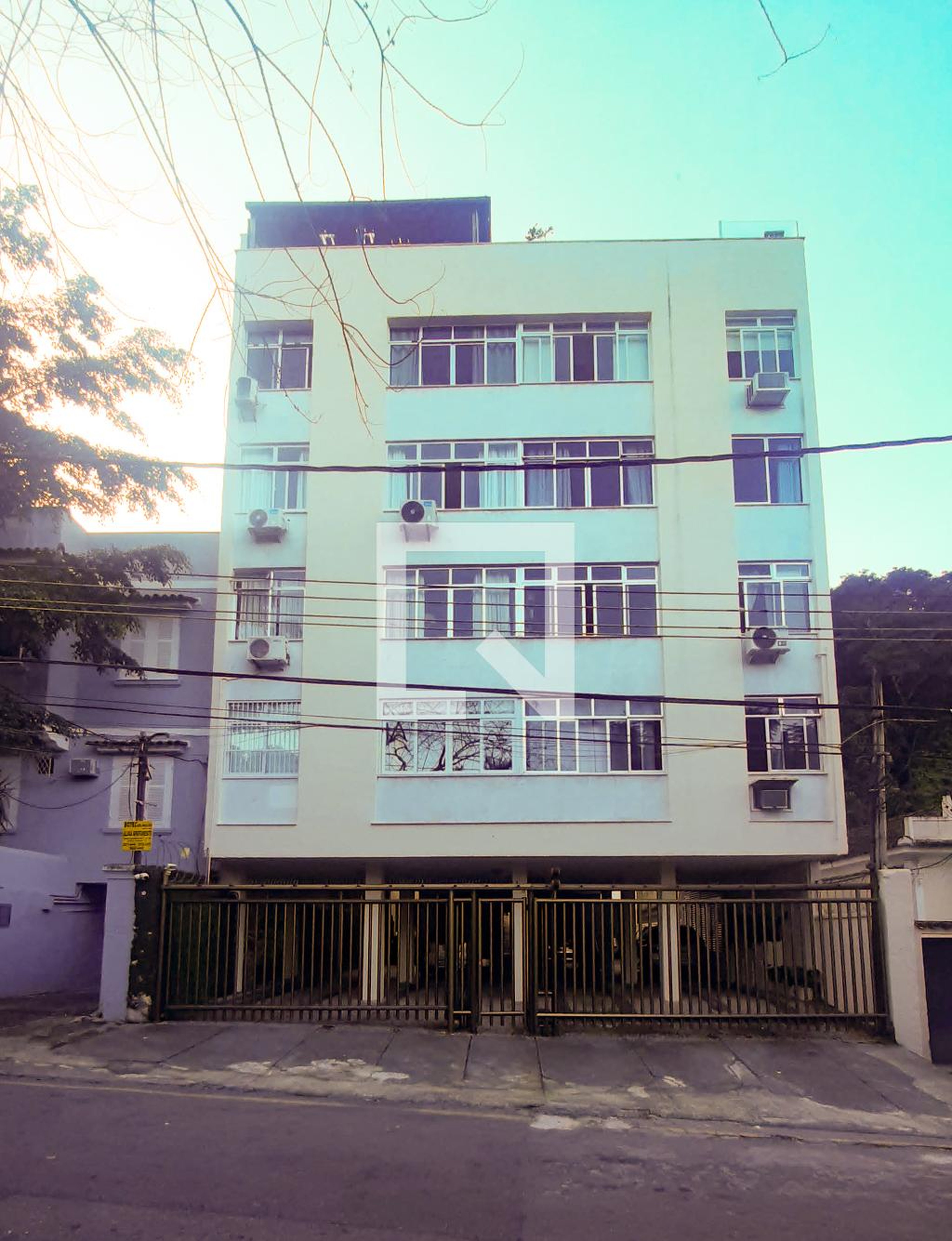 Fachada do Condomínio Condomínio em Rua Barão de Oliveira Castro, 48