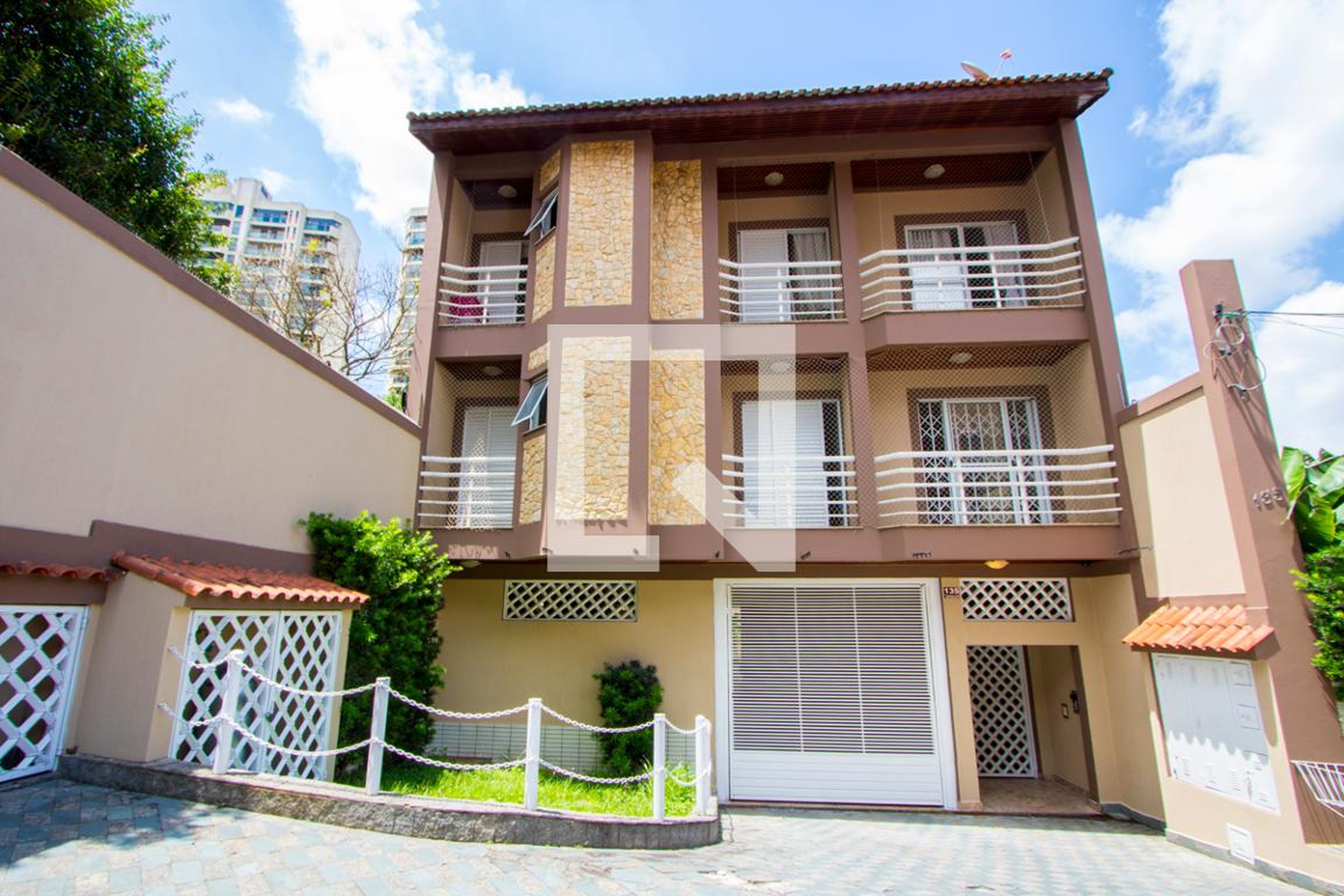 Fachada Condomínio em Travessa João Dino Brasizza, 135