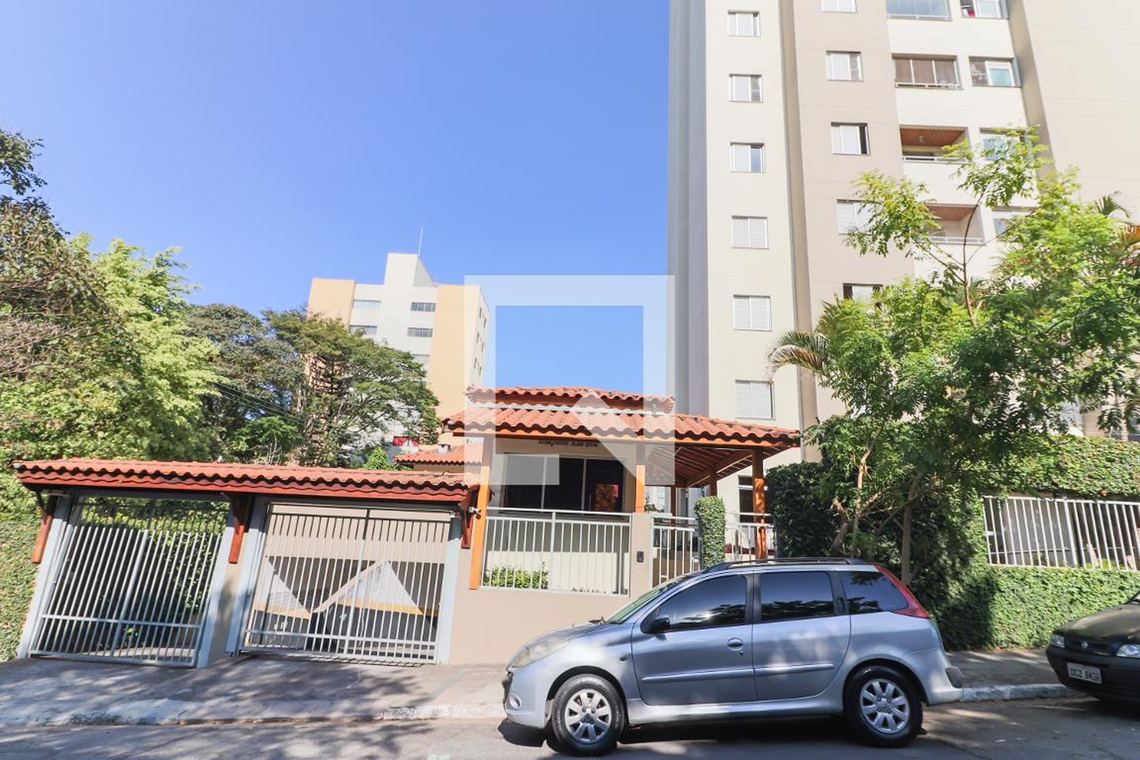 Fachada do Condomínio Edifício Karina