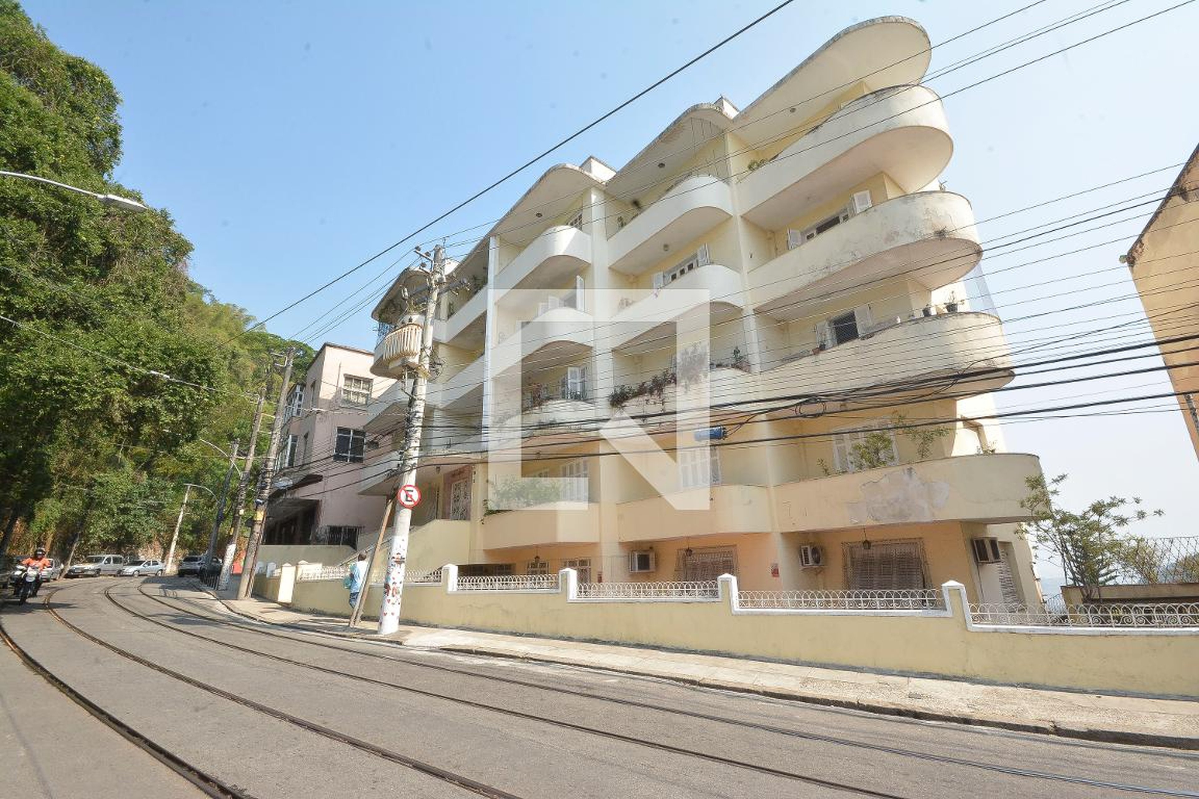 Fachada Condomínio em Rua Almirante Alexandrino, 1410