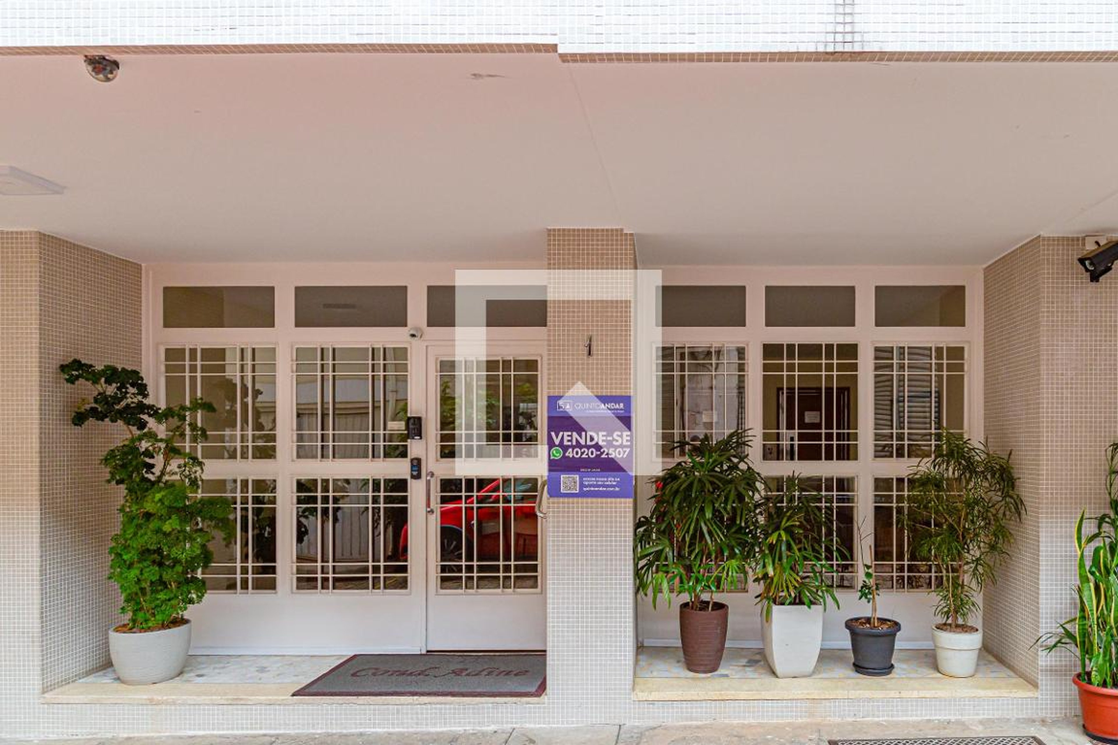 Fachada do Condomínio Edifício Adine