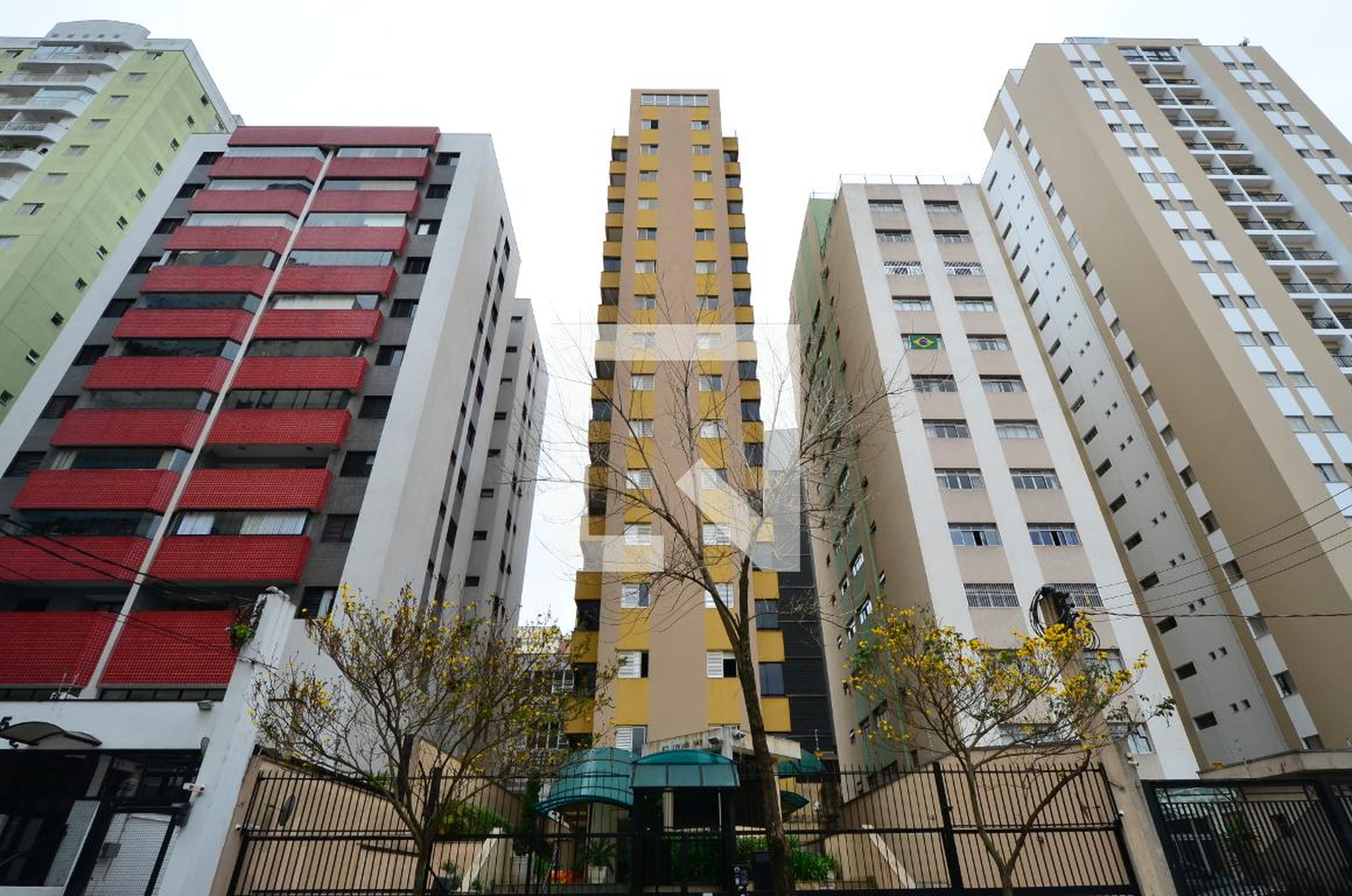 Fachada do Prédio Condomínio Uvaias