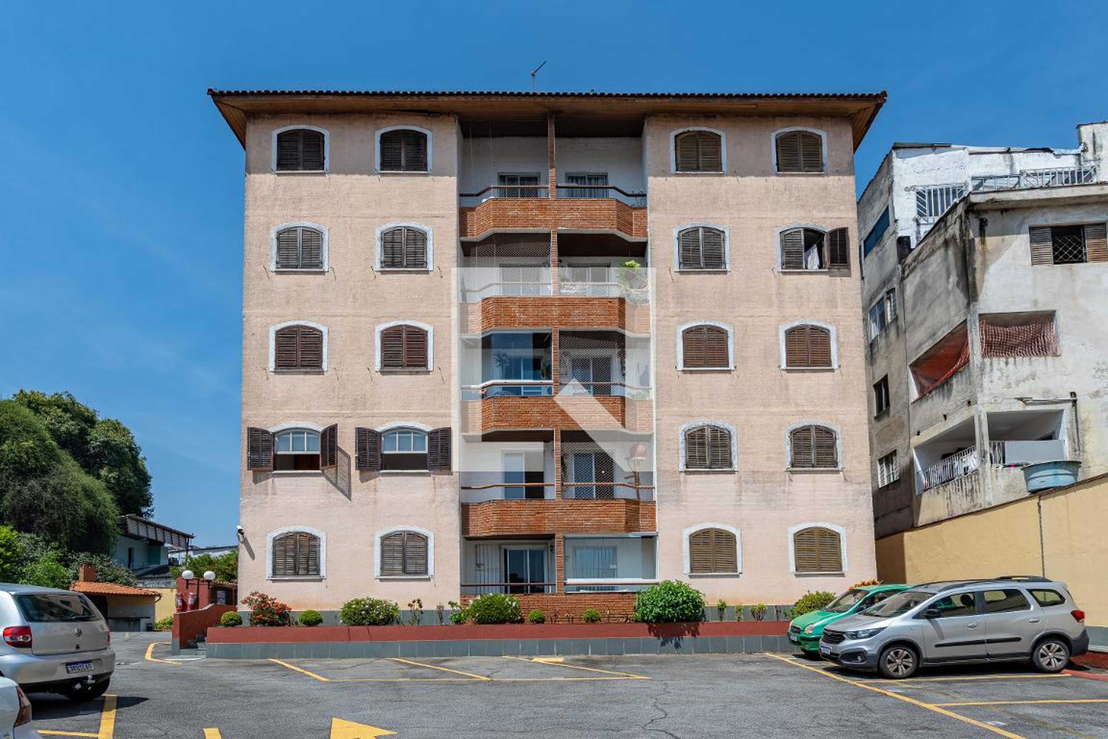 Fachada Condomínio em Rua Rainha Vitória Eugênia, 250