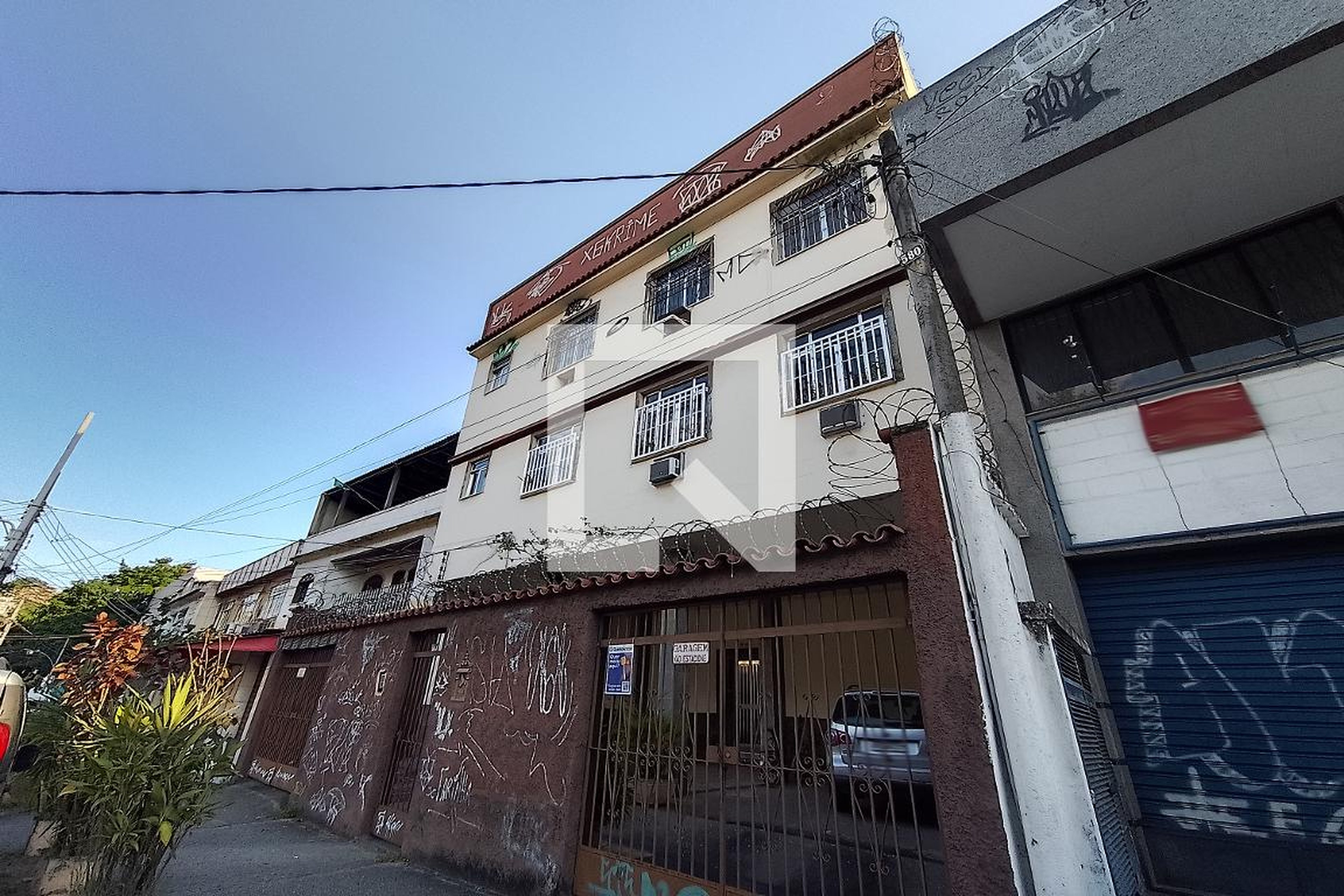Fachada do Prédio Condomínio em Estrada da Cacuia, 594