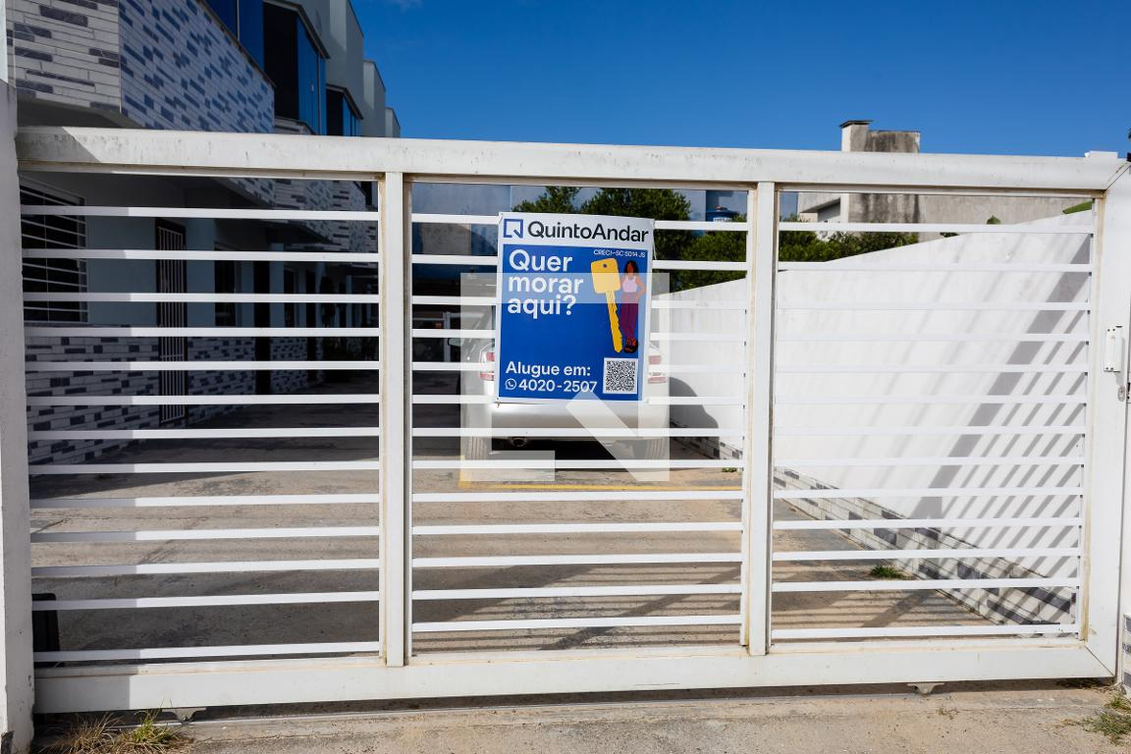 Fachada do condomínio Condomínio em Servidão das Gérberas, 6