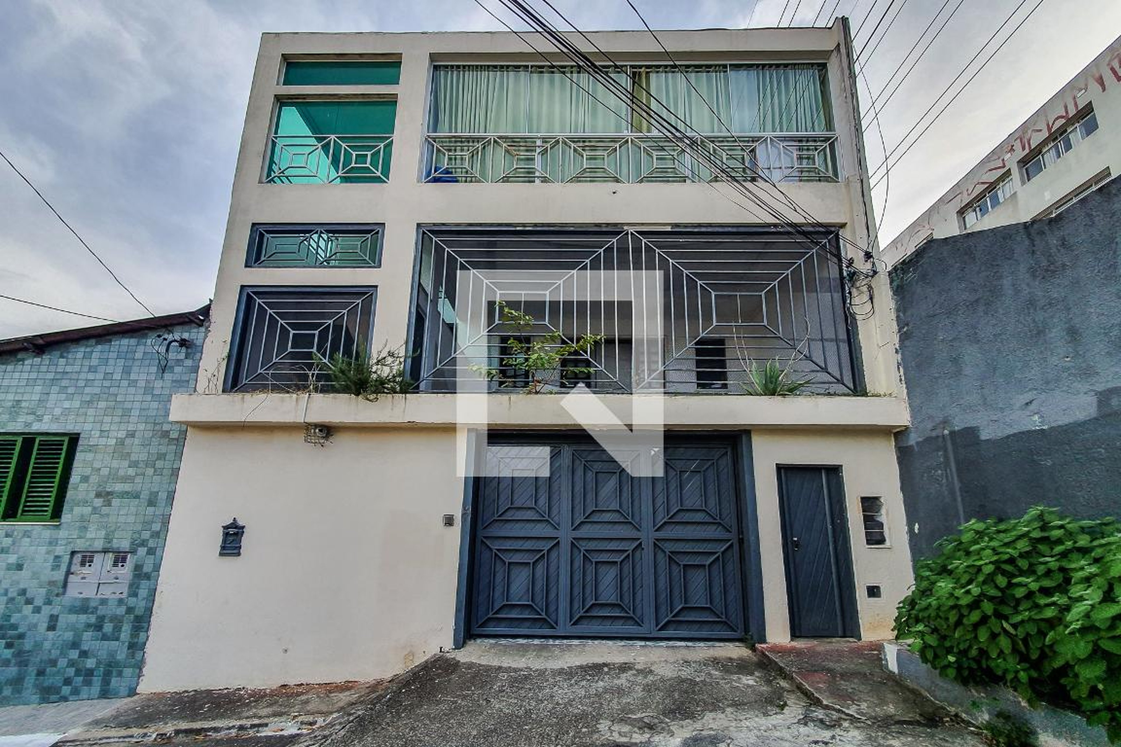 Fachada Condomínio em Rua Luis Reis Santos, 67