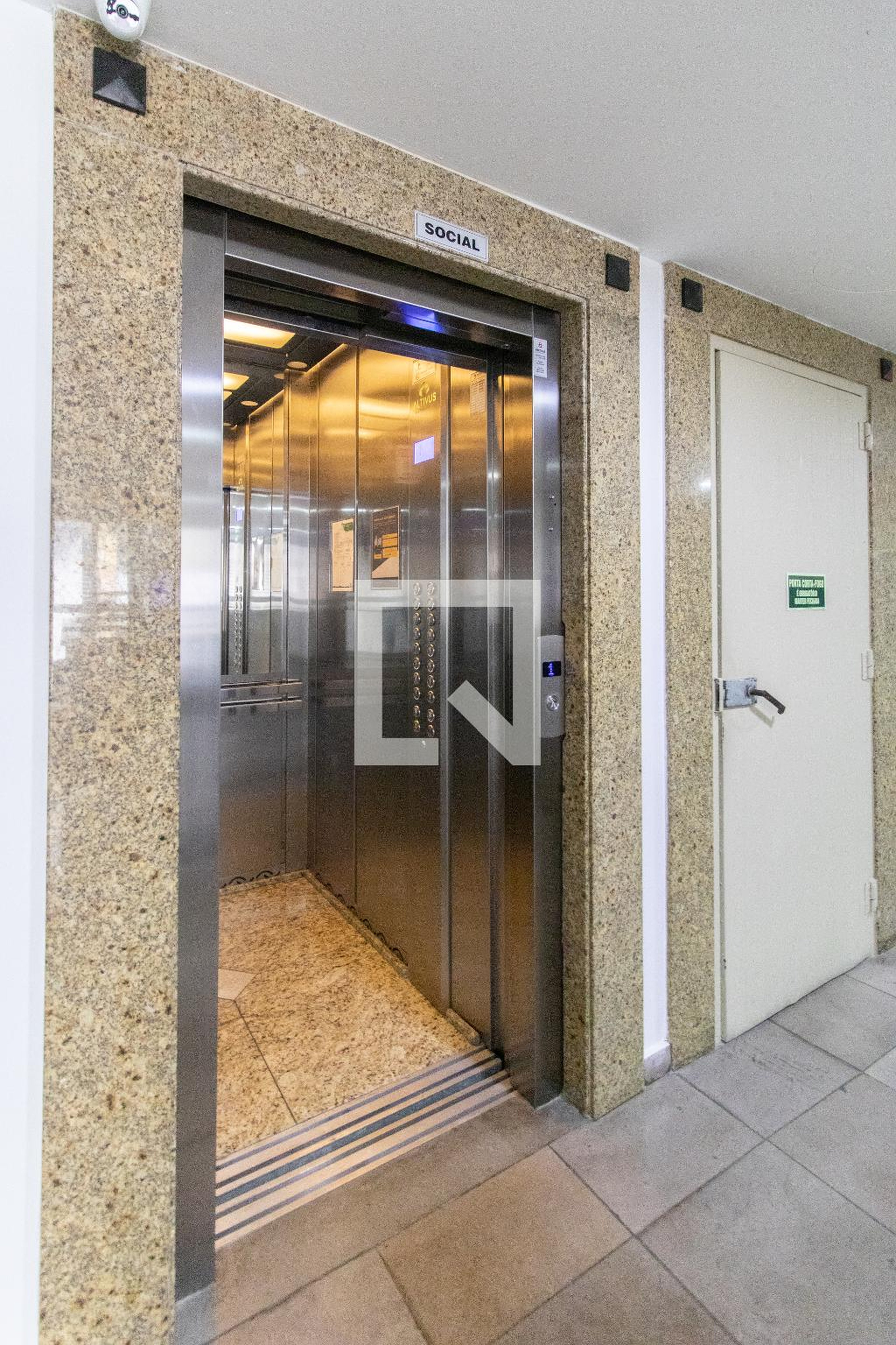 Elevador - EDIFÍCIO RESIDENCE SUITE SERVICE