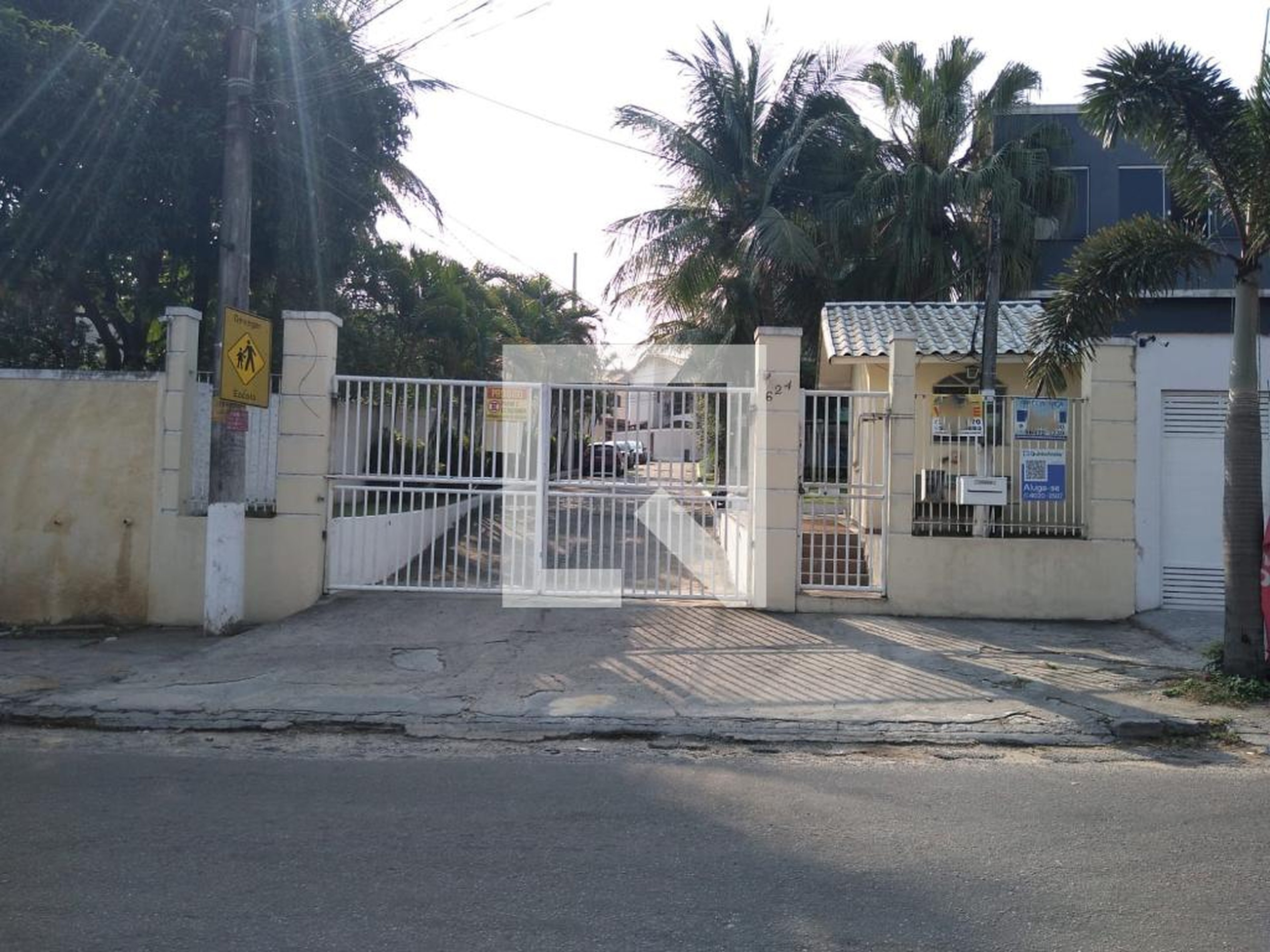 Fachada do condomínio Condomínio em Estrada da Cambota, 624