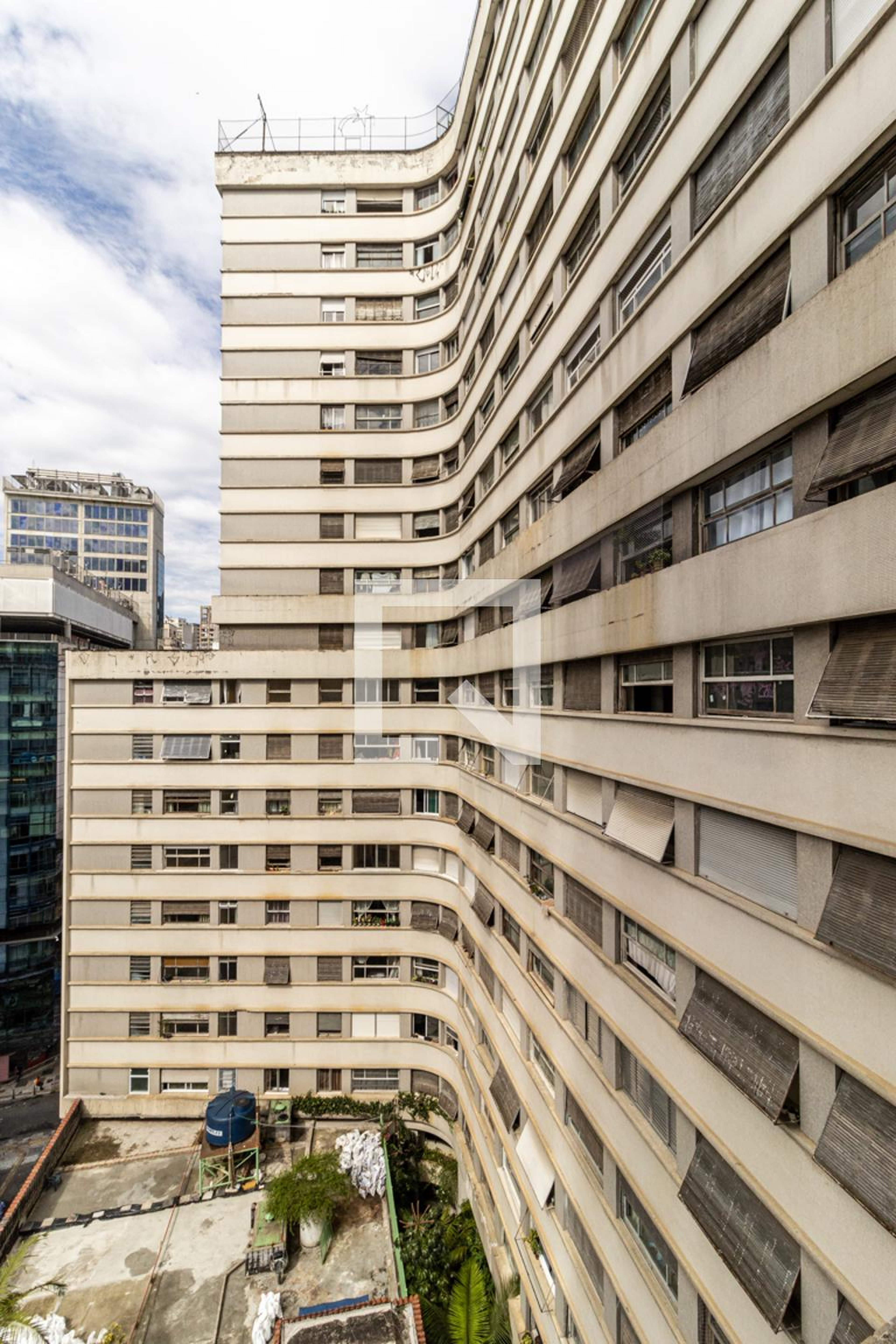 Fachada Condomínio em Rua Vinte e Quatro de Maio, 818