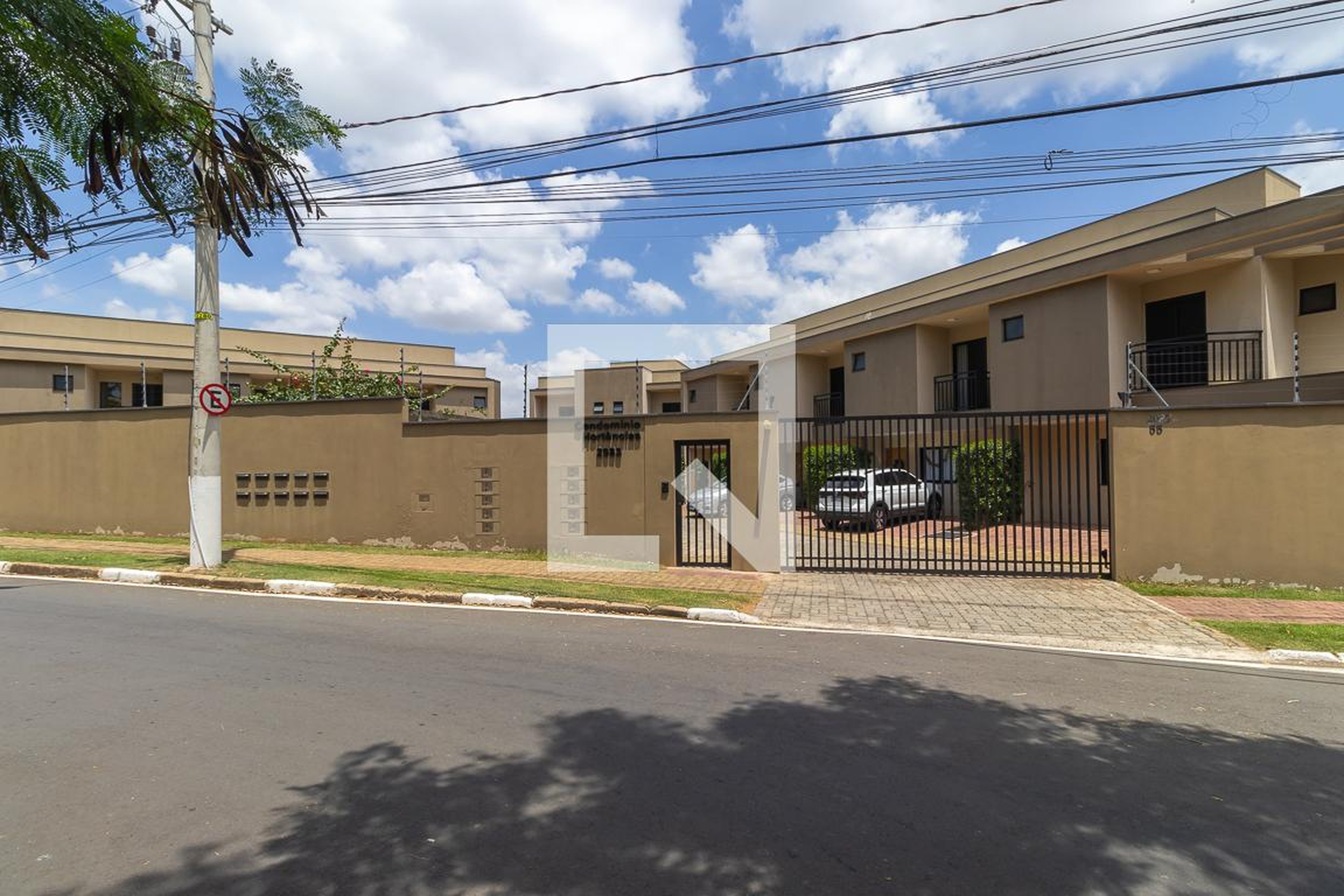 Fachada do condomínio Condomínio Hortências