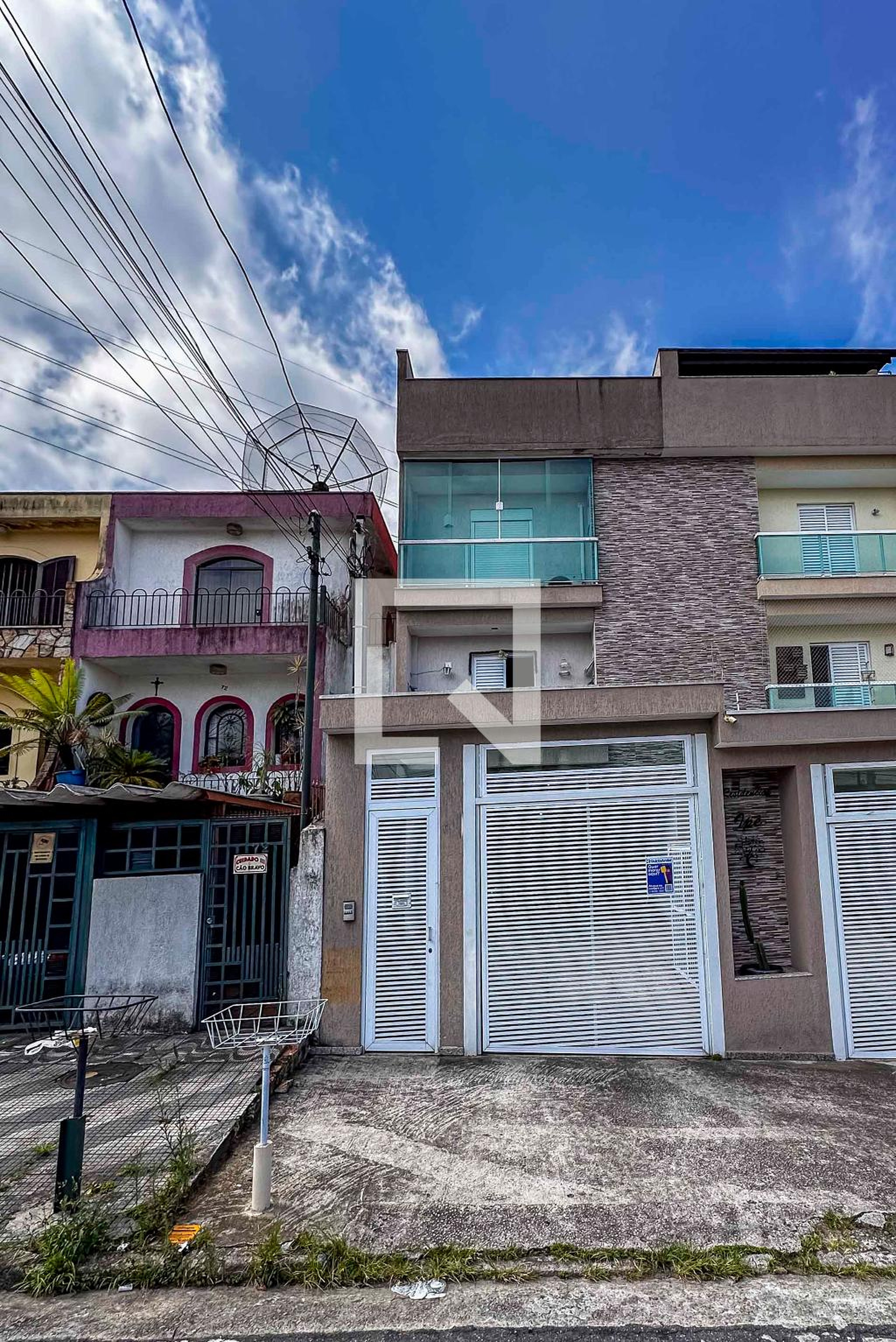 Fachada Condomínio em Rua Sebastião Pereira, 68