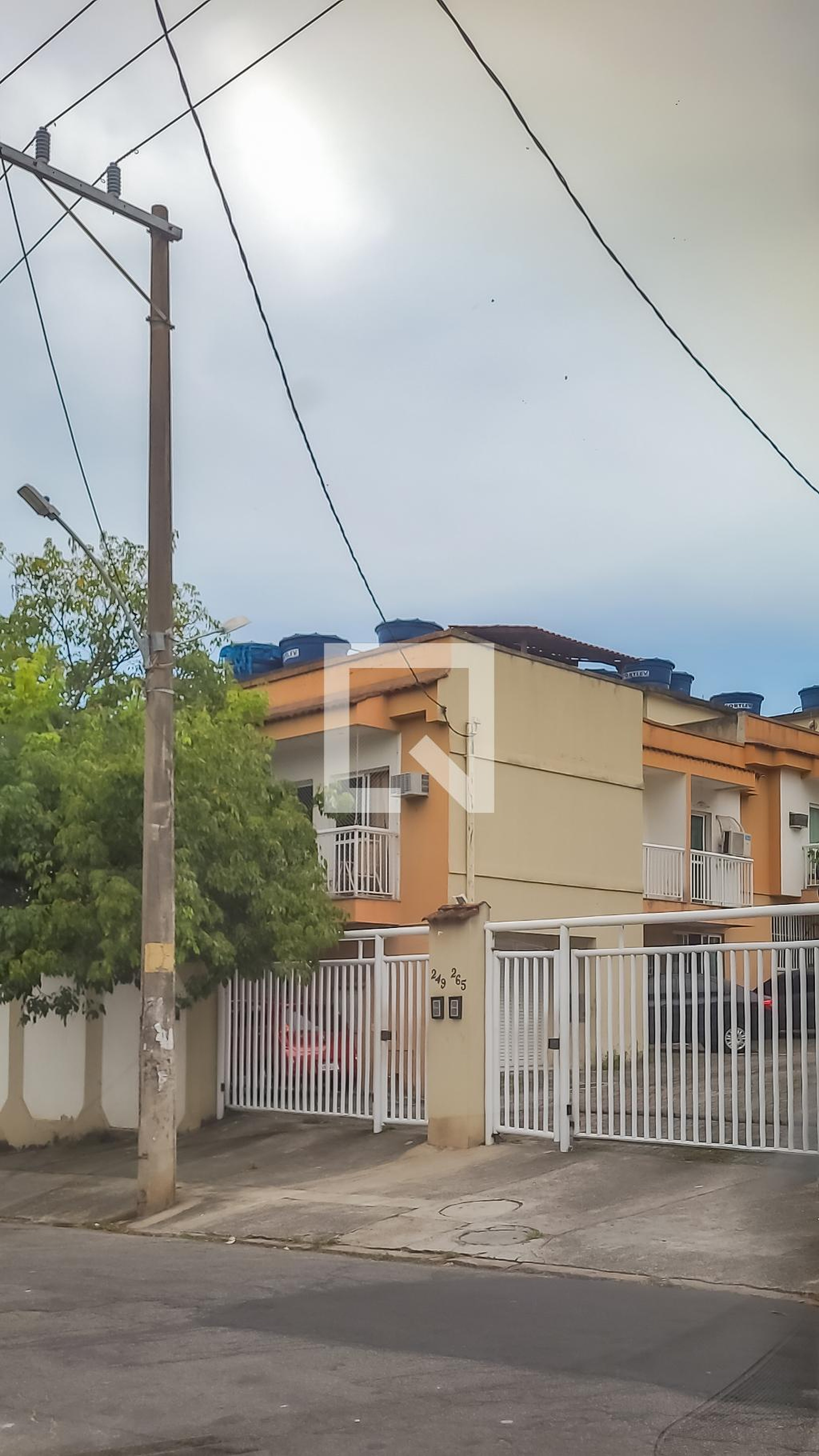 Fachada do Condomínio Condomínio em Rua Gomes Serpa, 249
