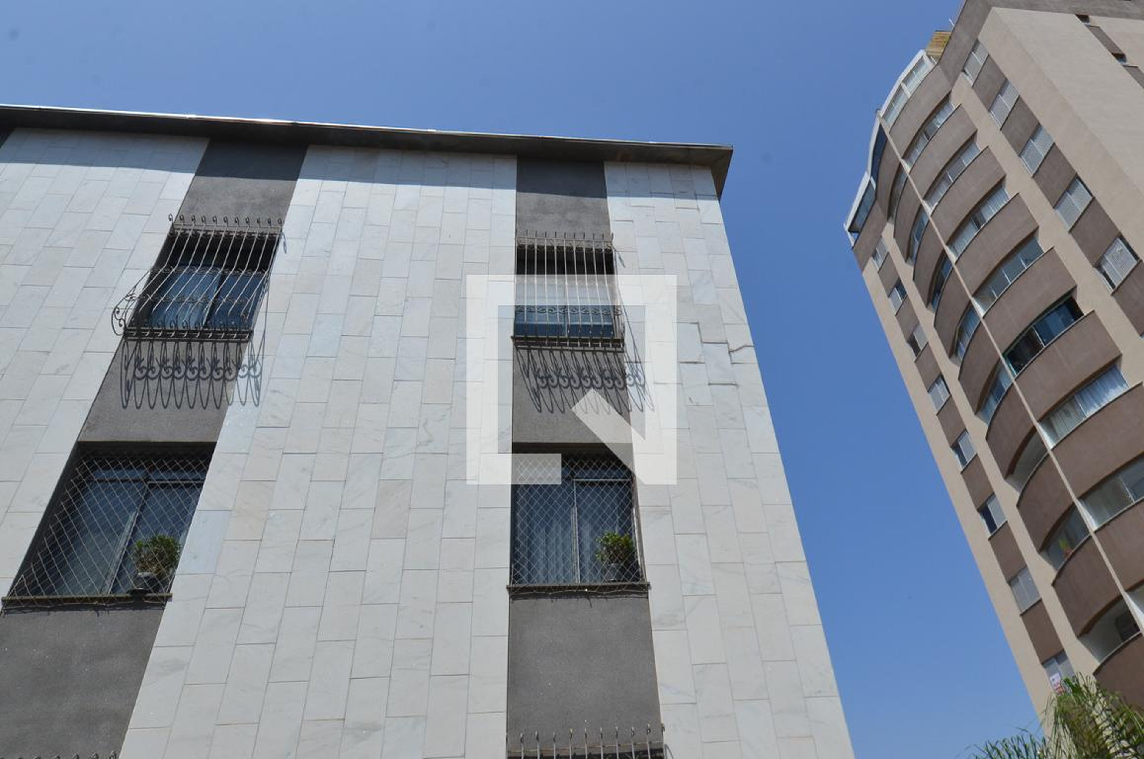 Fachada Condomínio em Rua Abre Campo, 485