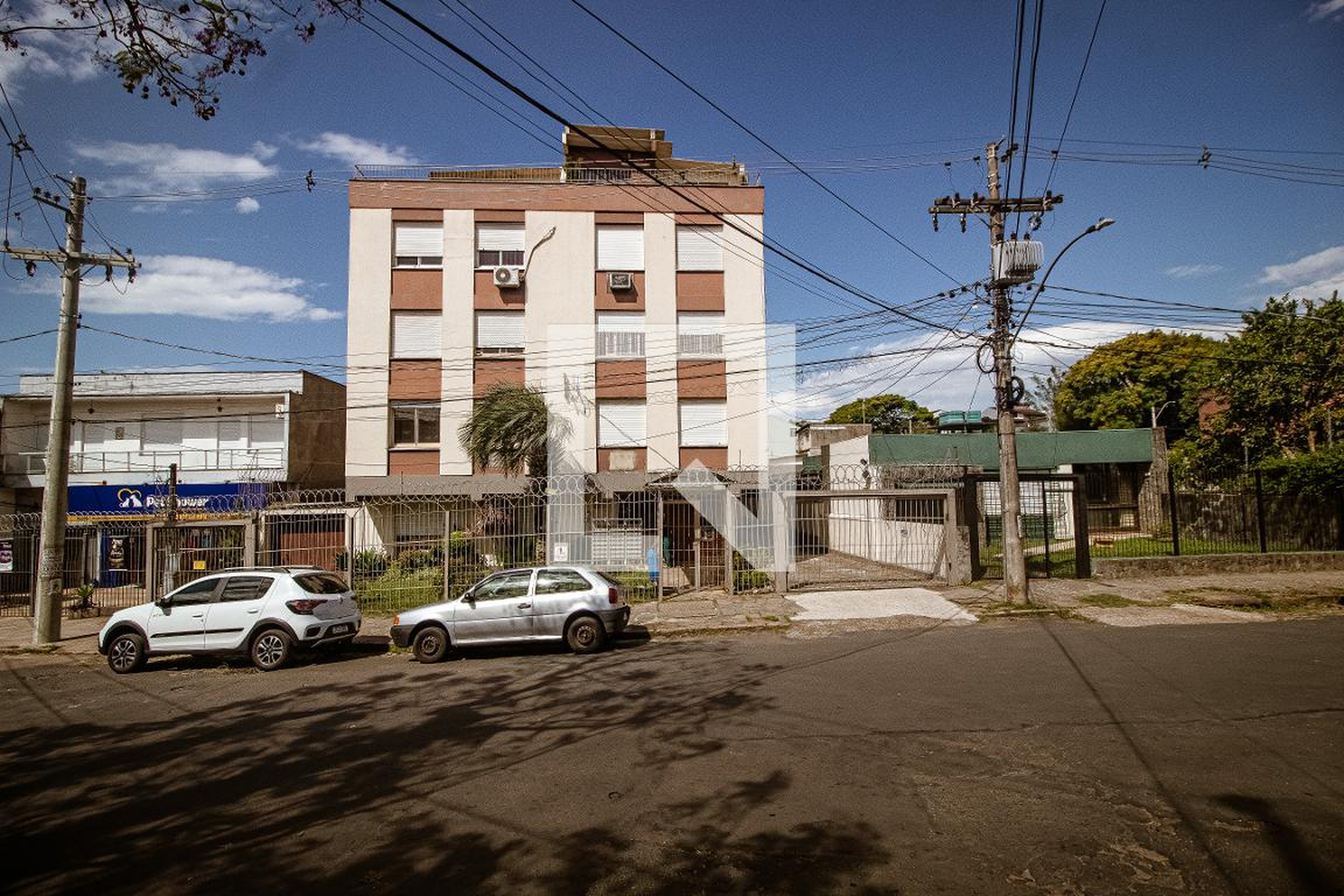 Fachada Condomínio em Rua Doutor Ney Cabral, 54