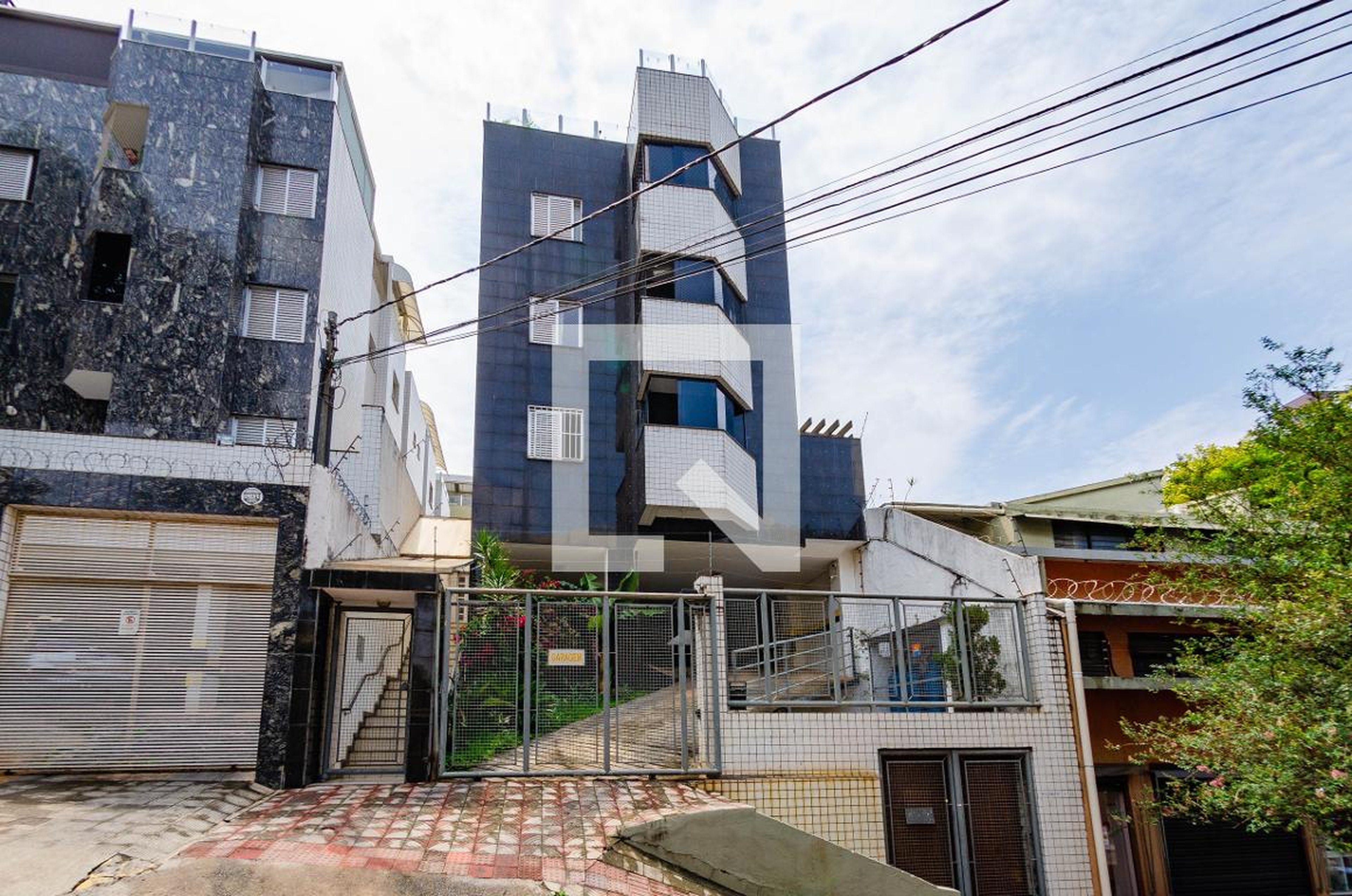 Fachada Condomínio em Rua Brás Cubas, 77