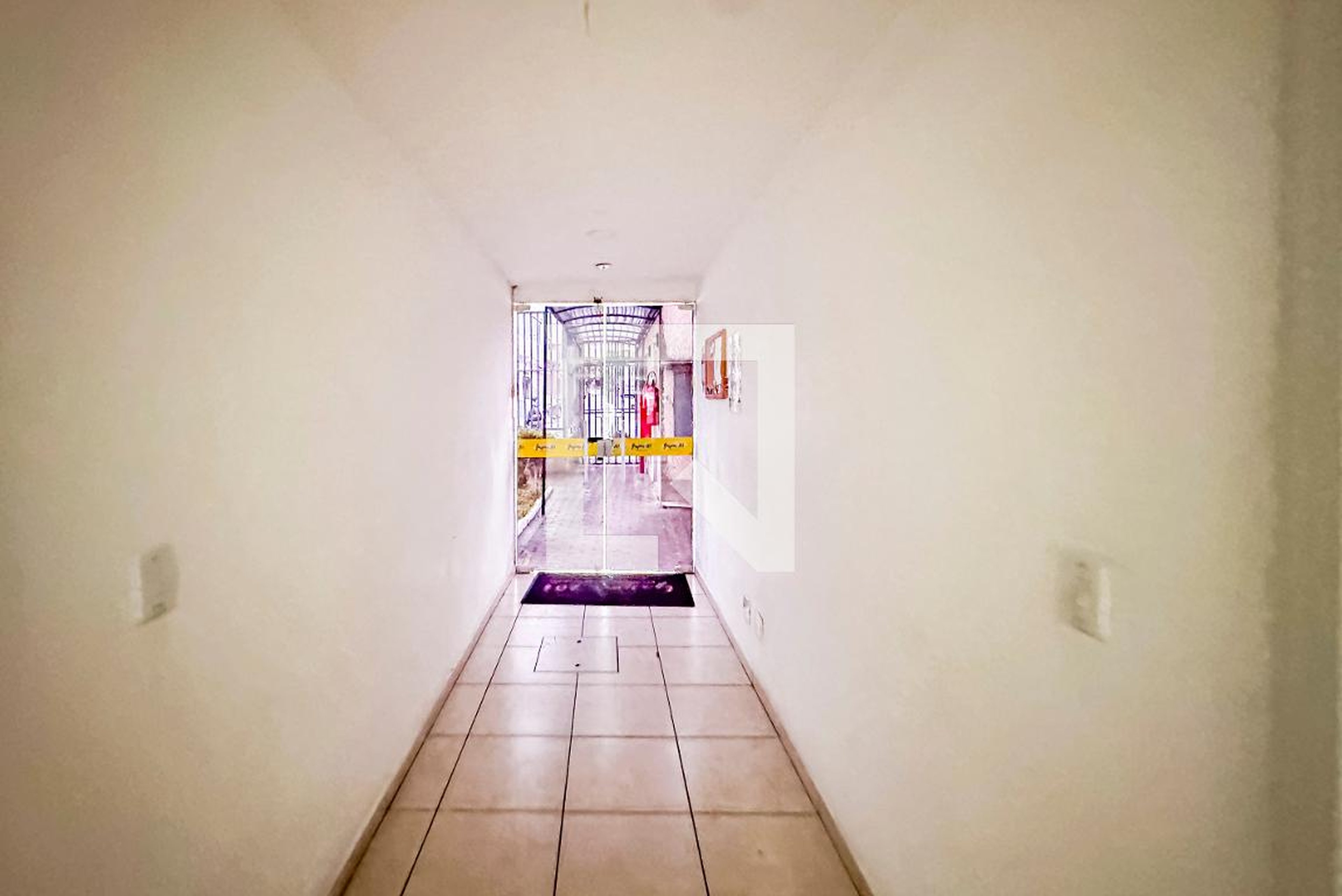 Hall de entrada Condomínio em Rua Gáspar de Lemos, 2001