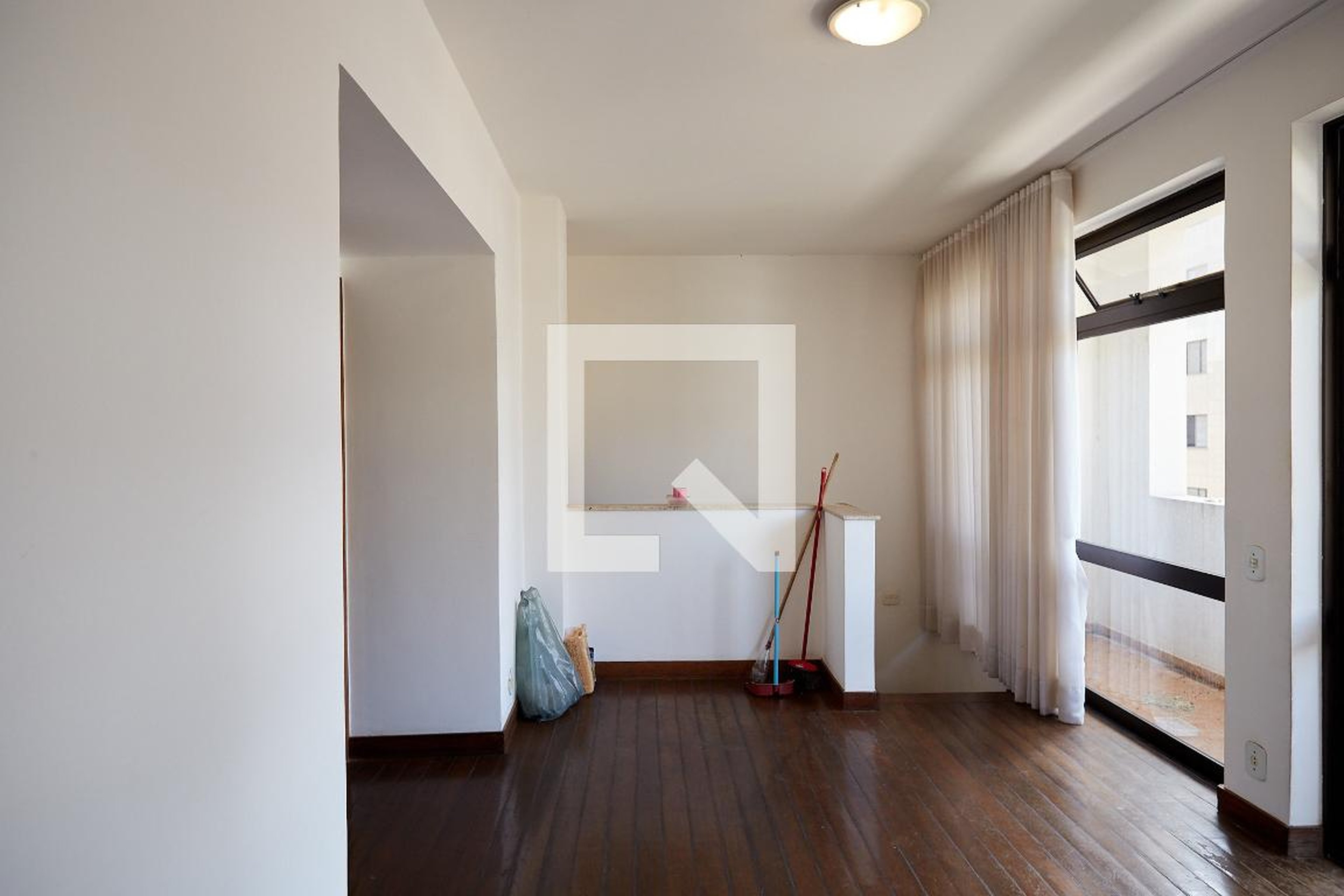 Hall - Fernando Valle