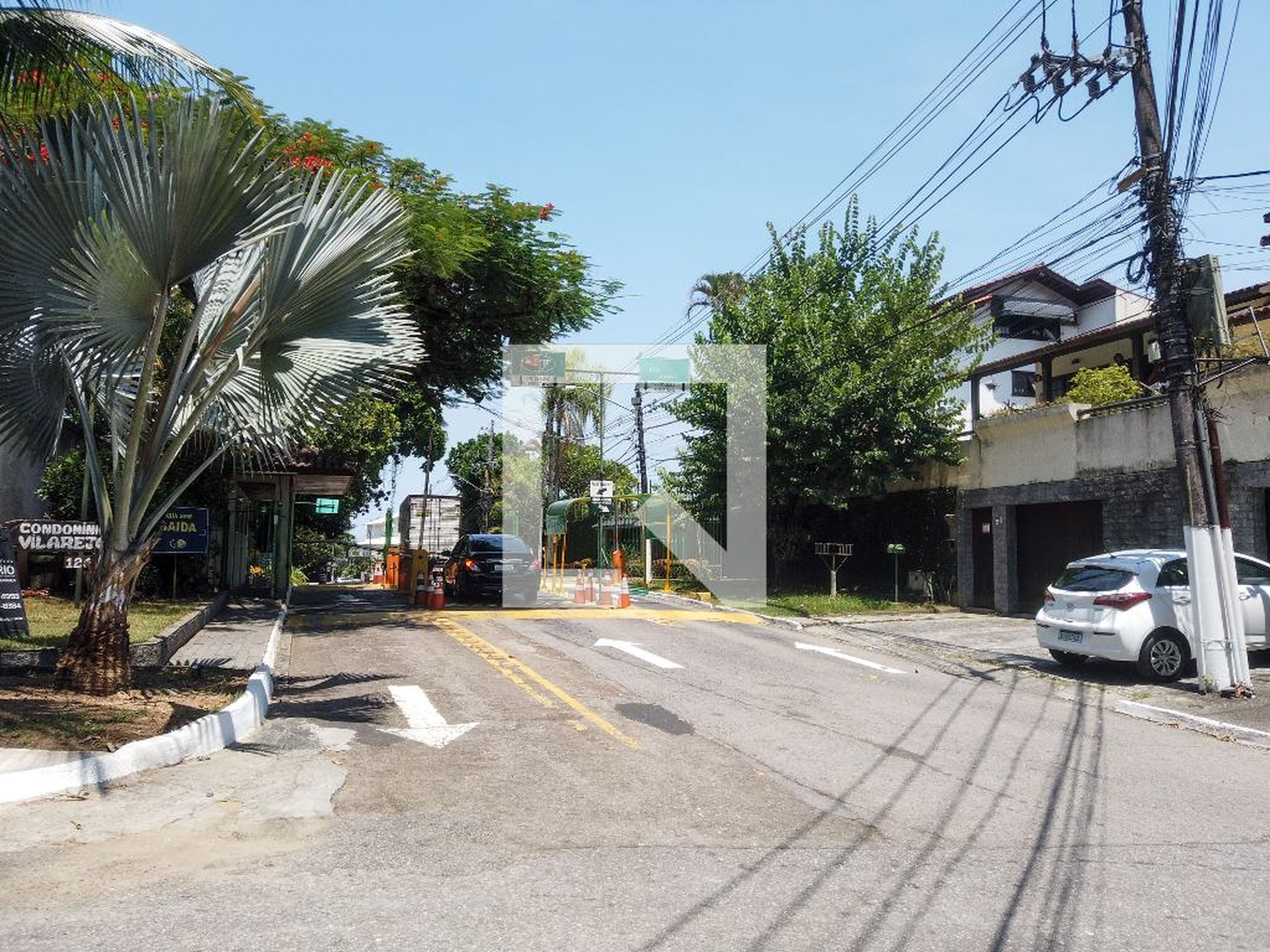 Fachada do Condomínio Condomínio em Estrada do Quitite, 1264