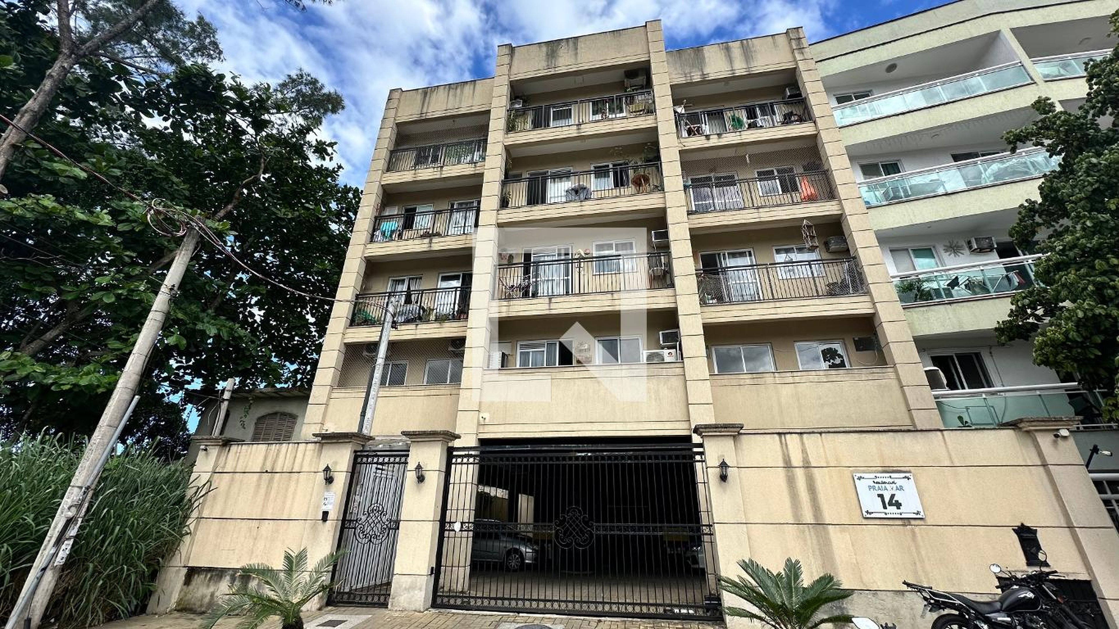 Fachada Condomínio em Rua Professora Edna Côrte Silveira, 14