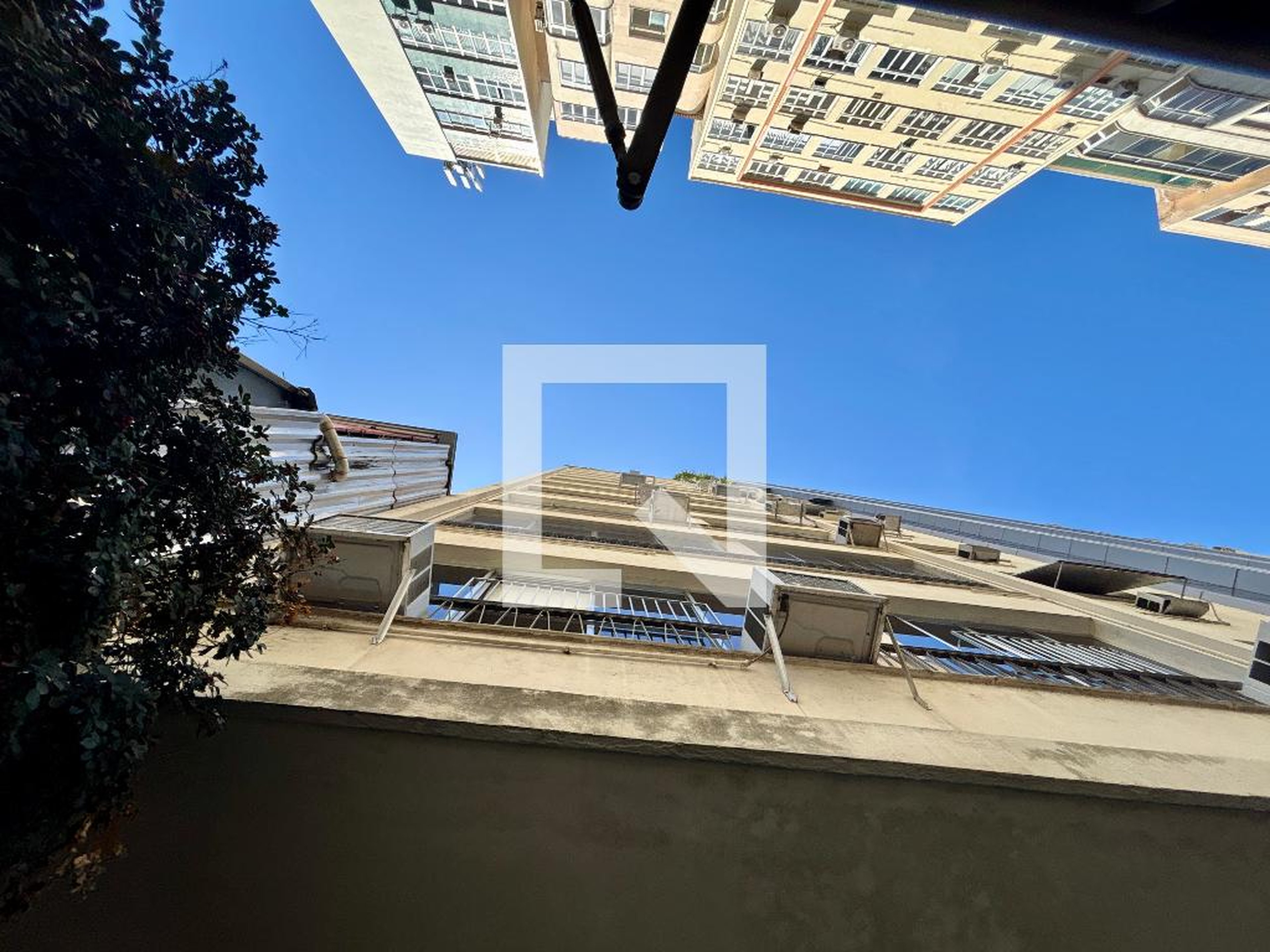 Fachada Condomínio em Rua Xavier da Silveira, 118
