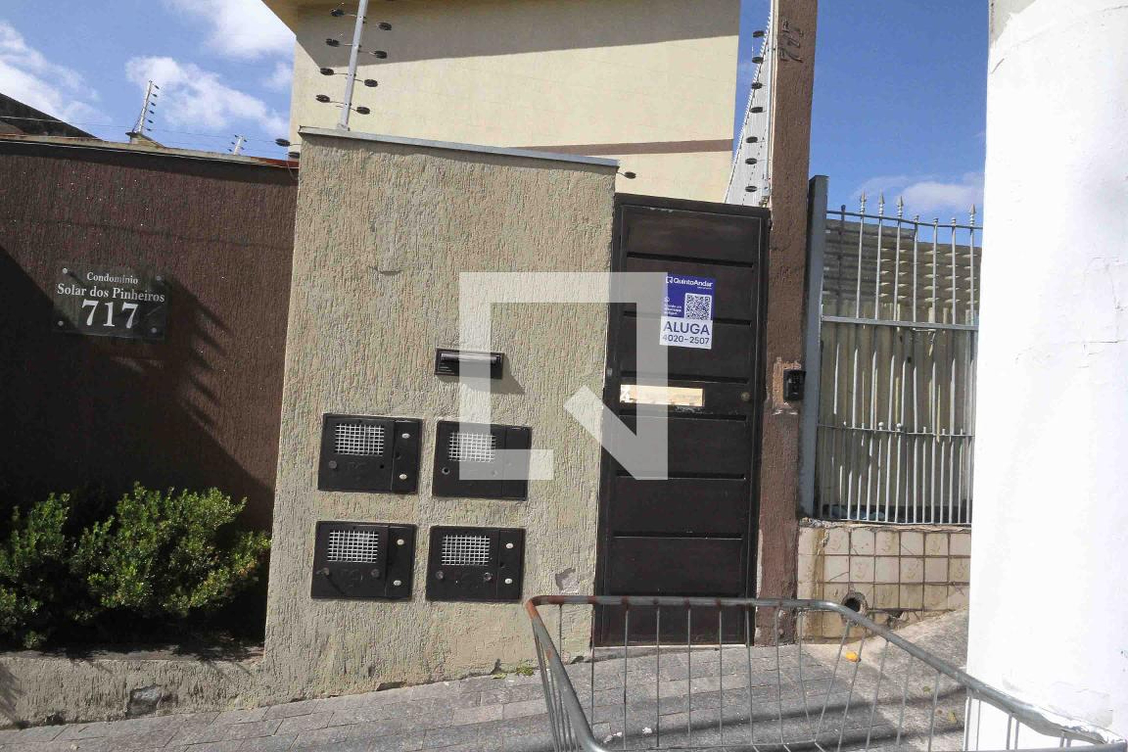 Fachada Condomínio em Rua Solar dos Pinheiros, 717