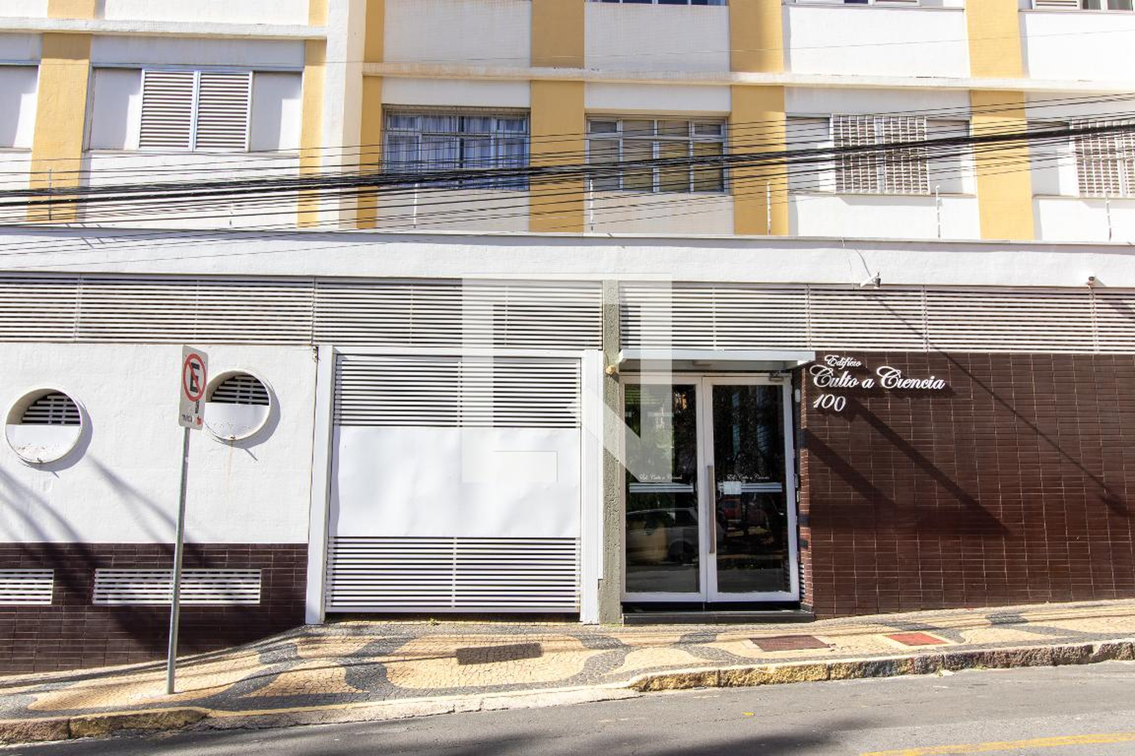 Fachada Condomínio em Rua Hércules Florence, 100