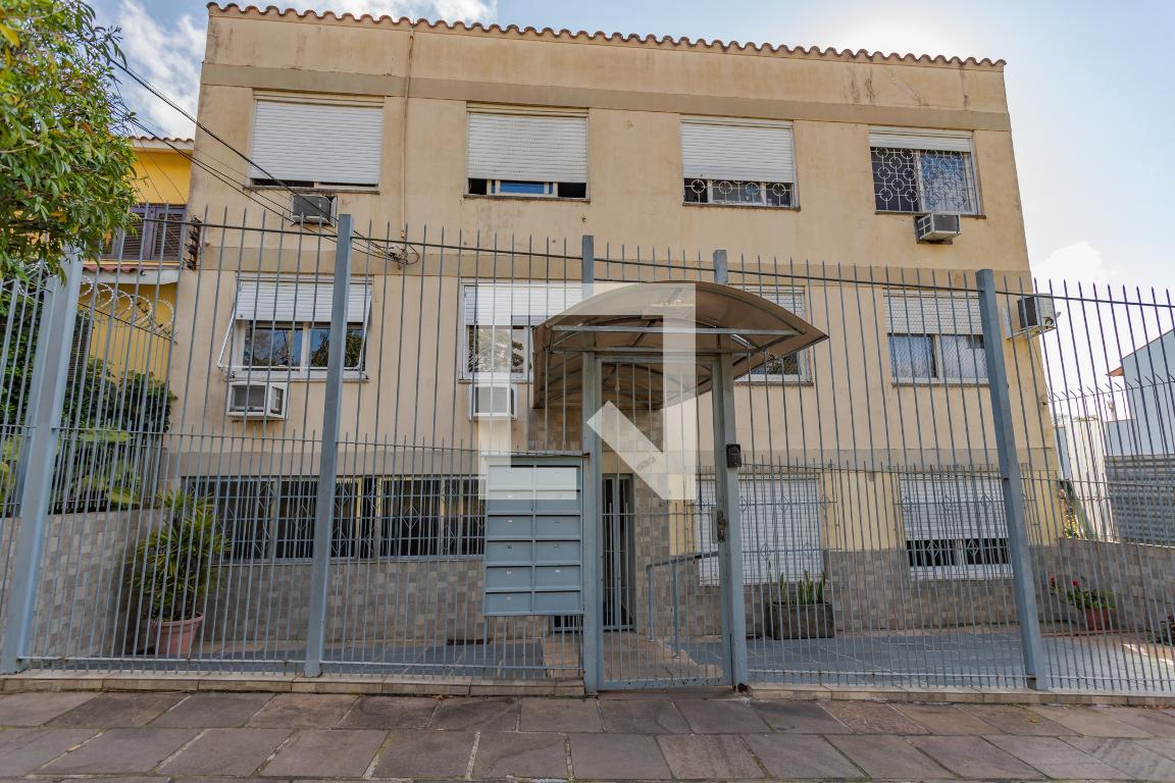 Fachada Condomínio em Rua Professora Cecy Cordeiro Tofehrn, 538