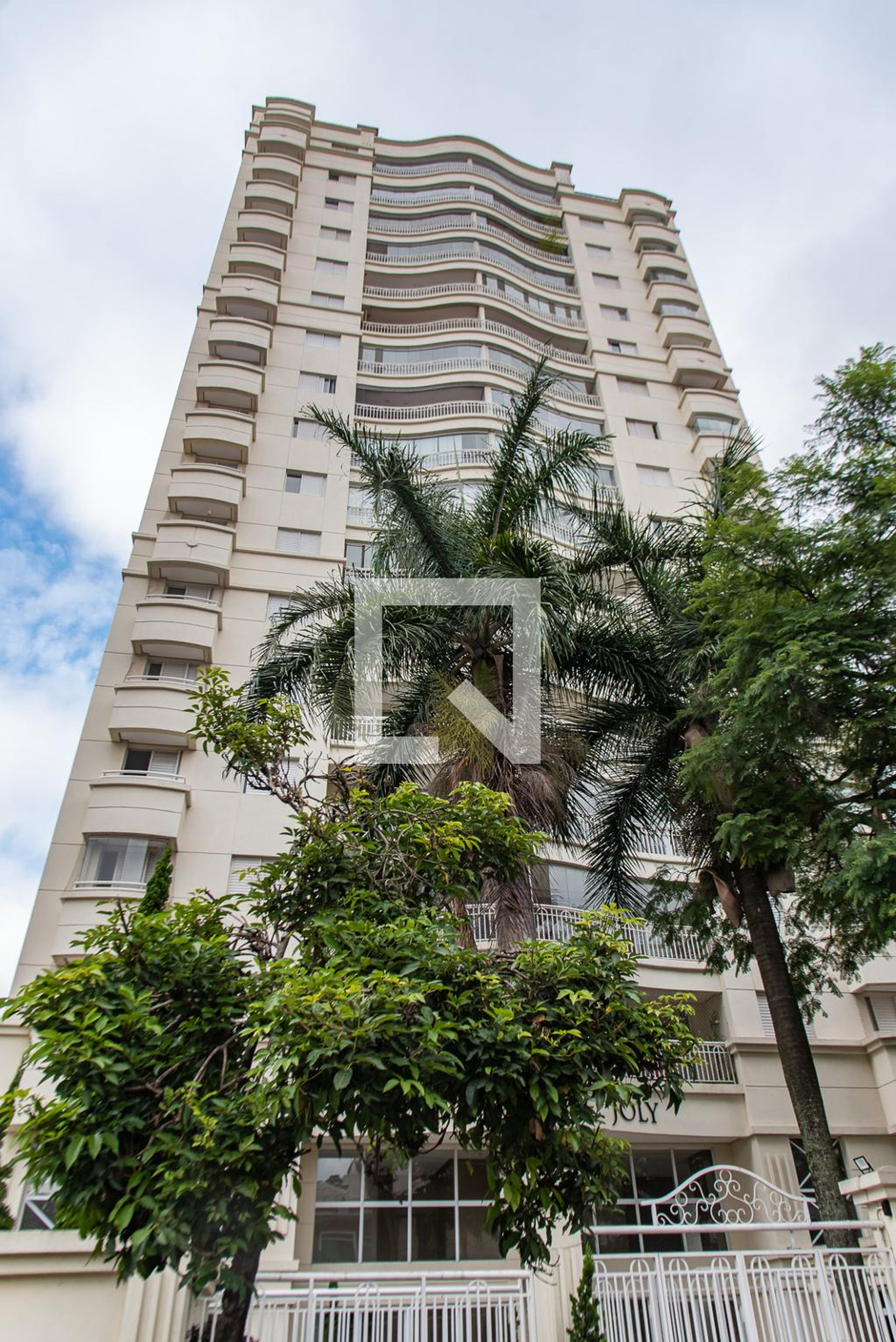 Fachada Condomínio em Rua Capitão Macedo, 117