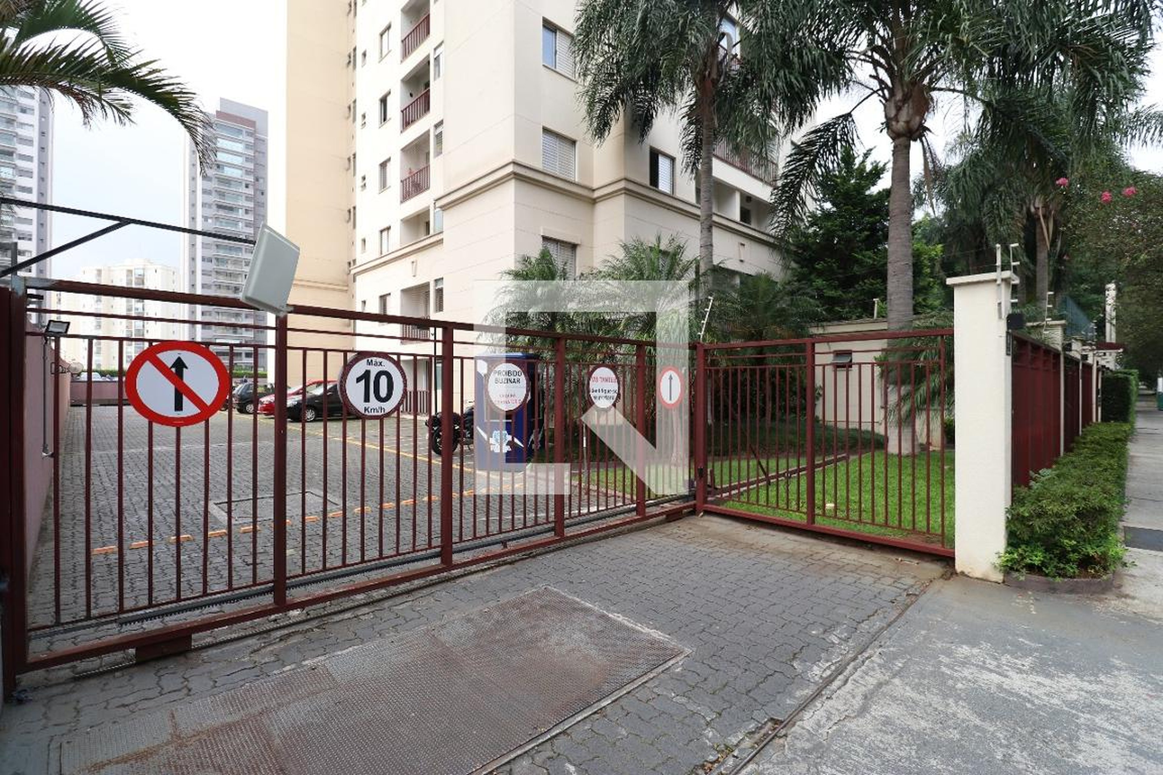 Fachada Condomínio em Rua Guaipá, 796