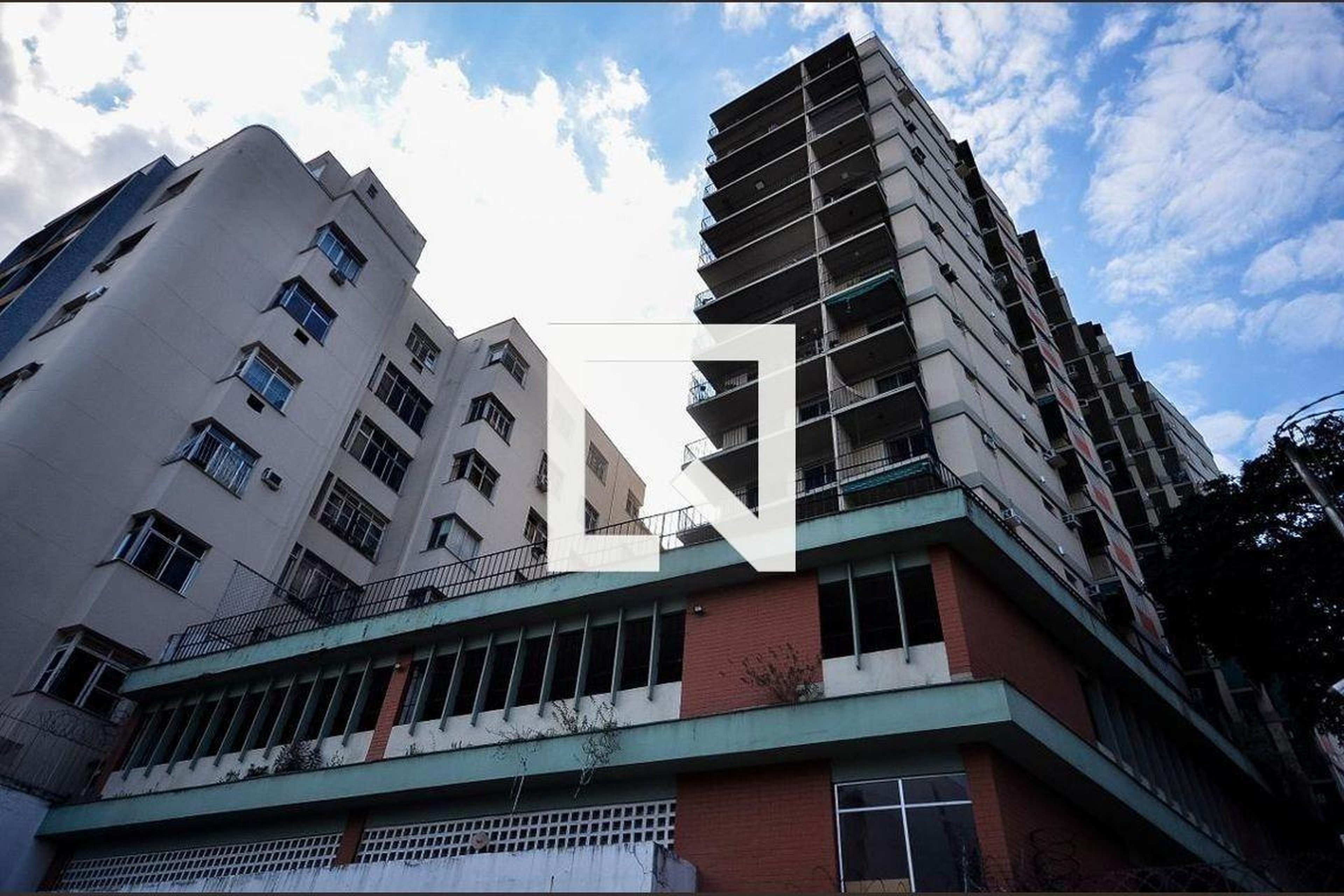Fachada Condomínio em Rua São Francisco Xavier, 473