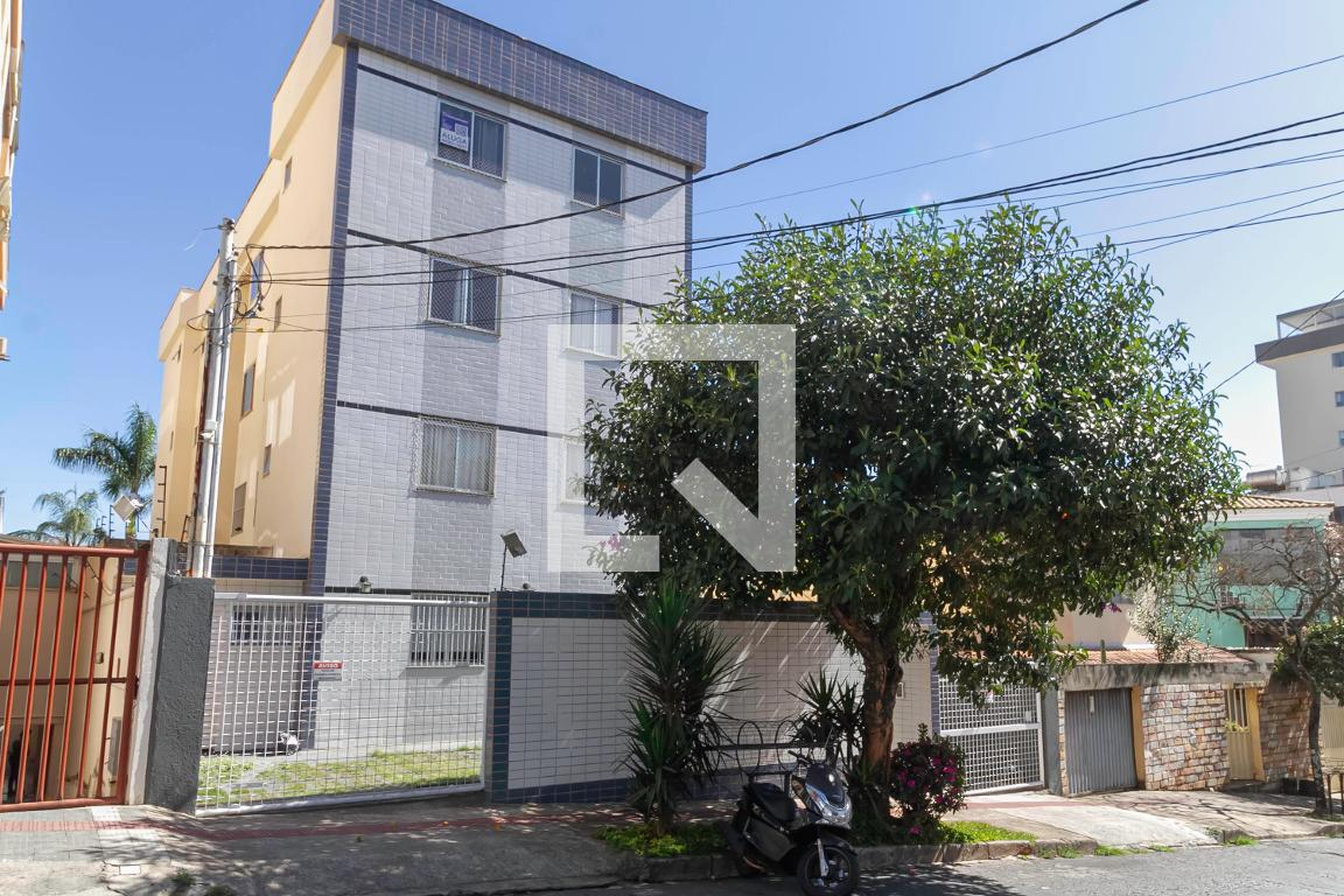 Fachada Condomínio em Rua Castelo de Guimarães, 318