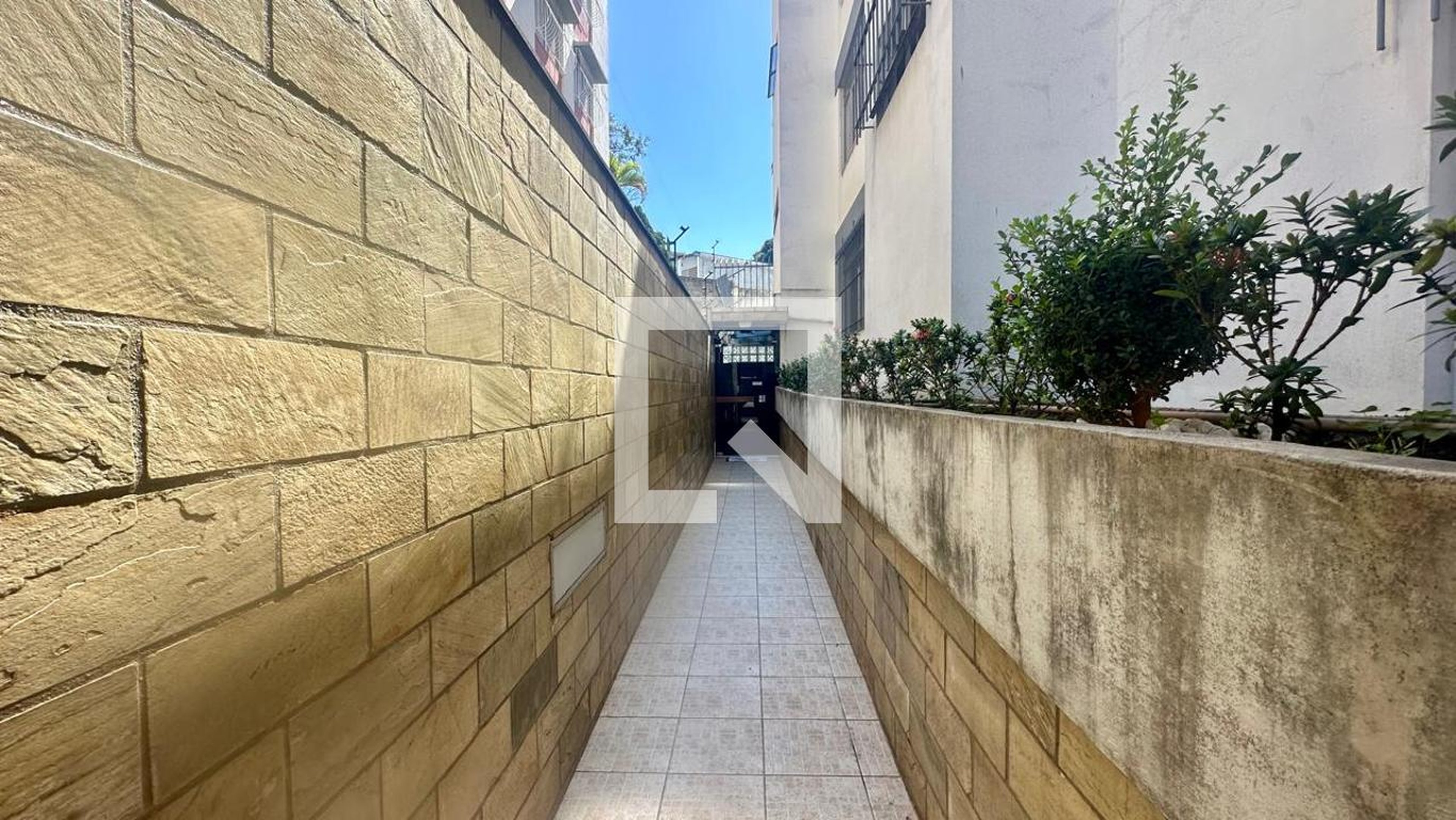 Entrada do prédio Condomínio em Rua Jornalista Geraldo Bicalho, 83