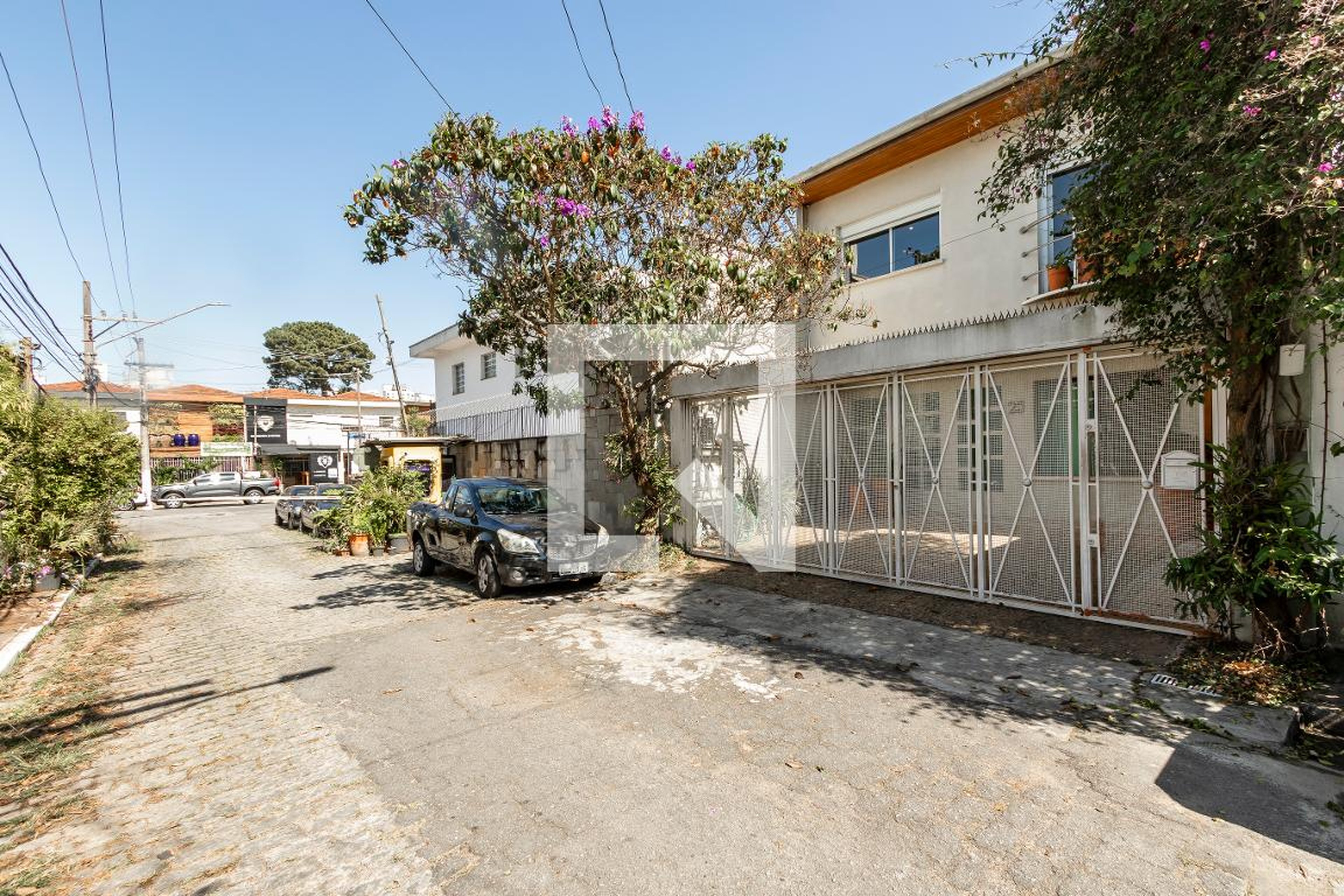 Fachada Condomínio em Rua Maria Perez Auge, 25