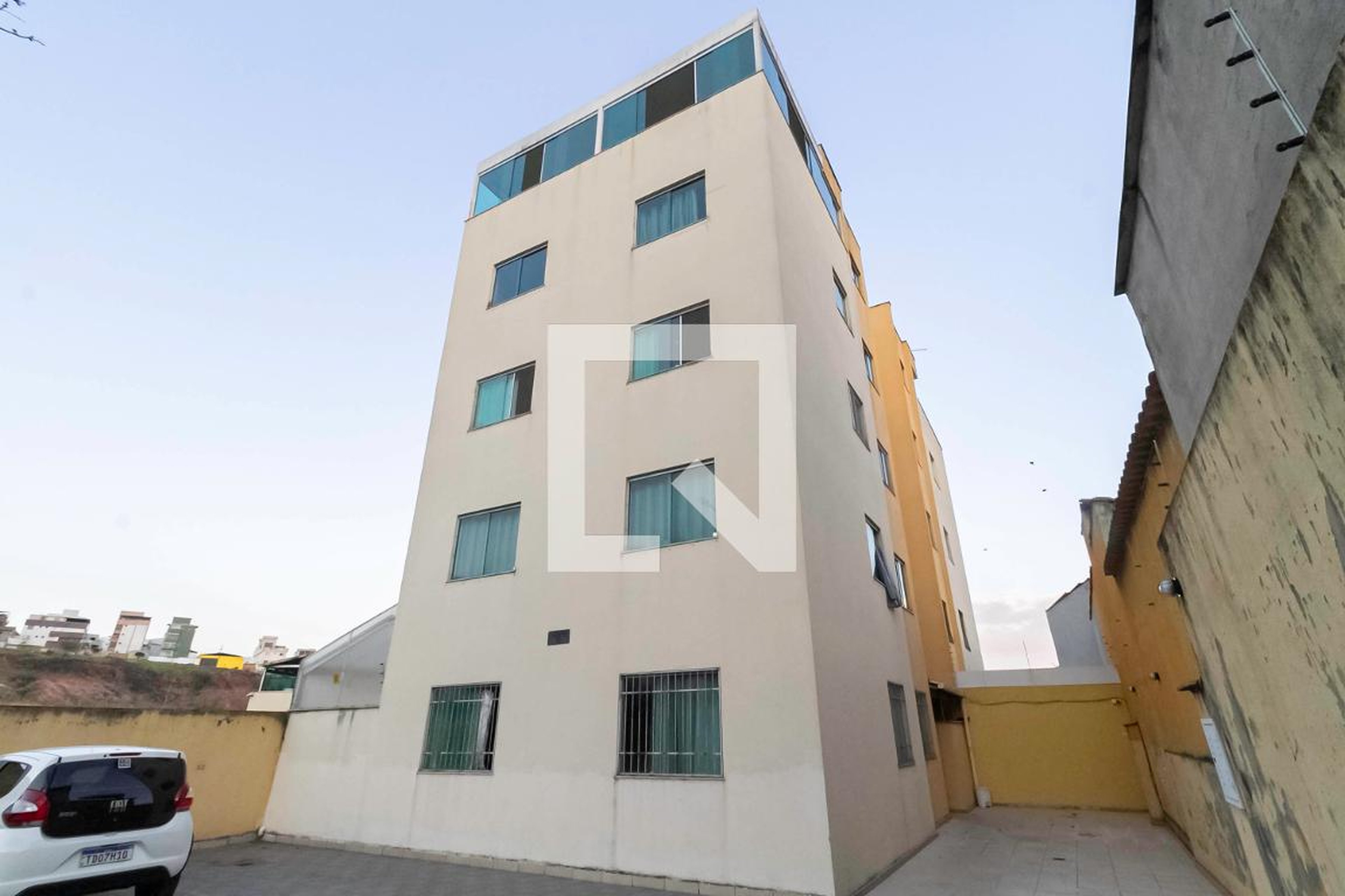 Fachada Condomínio em Rua Um, 635