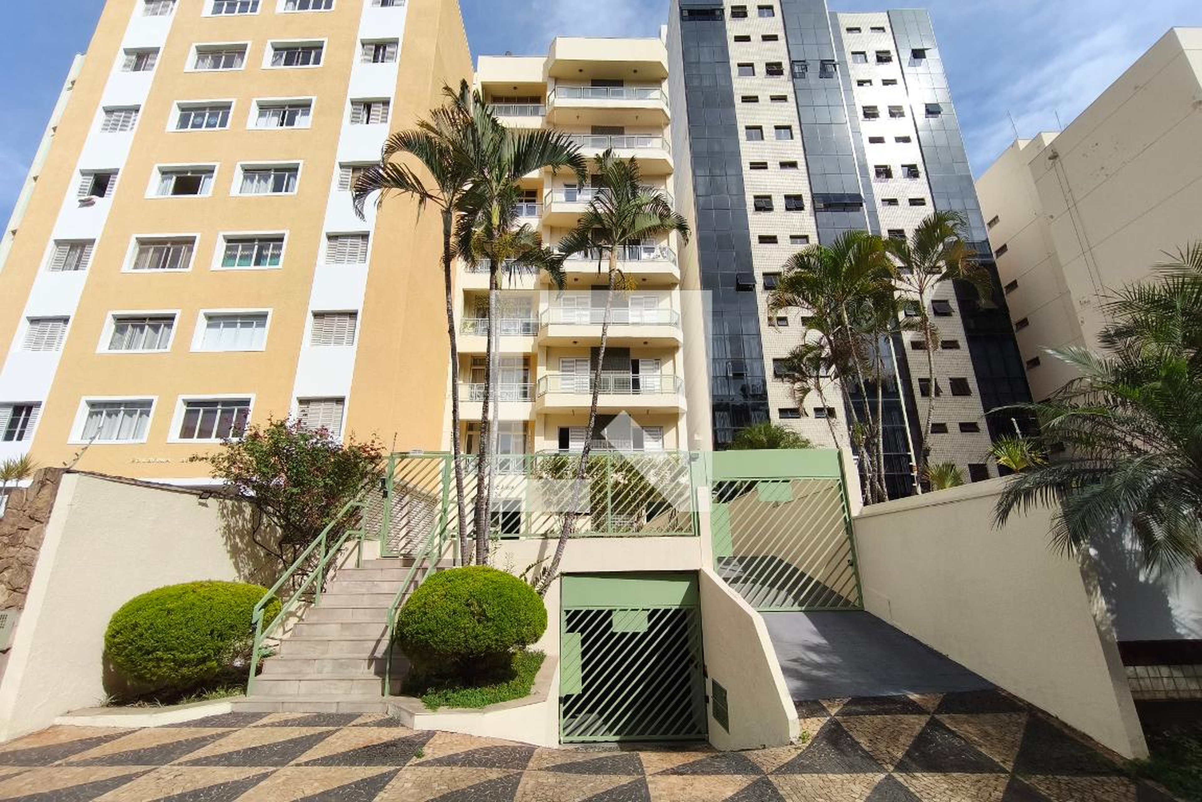 Fachada do Condomínio Condomínio em Rua Avelino do Amaral, 174